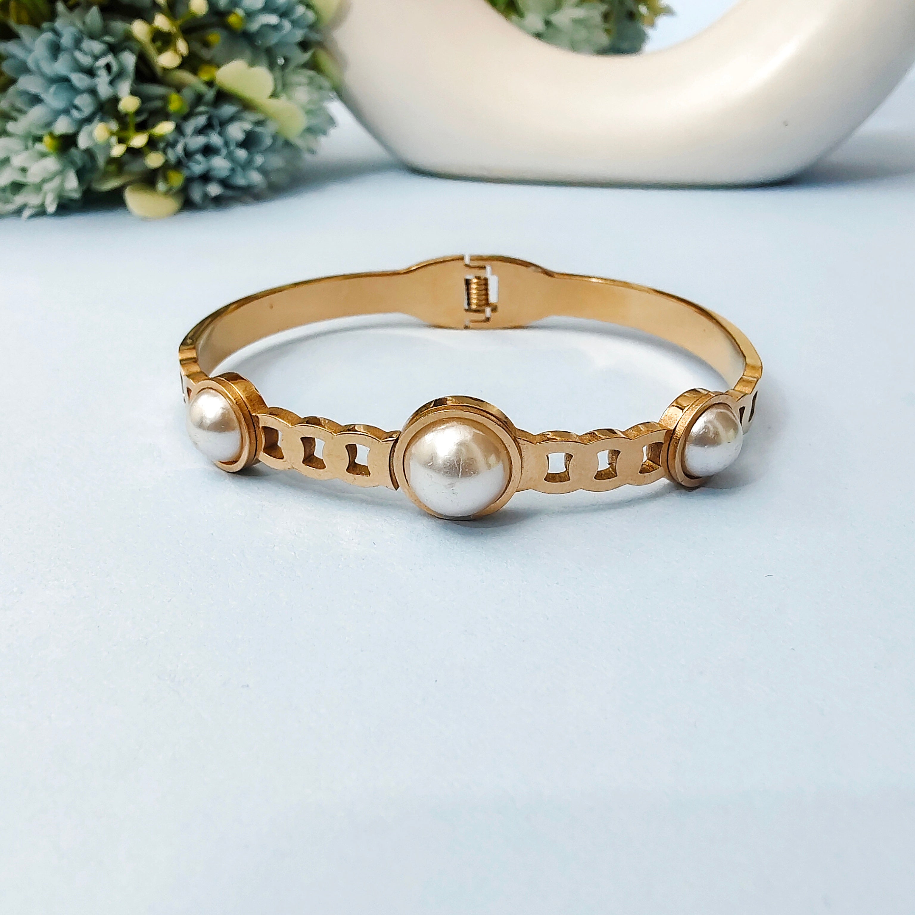 Elegant pearl bracelet