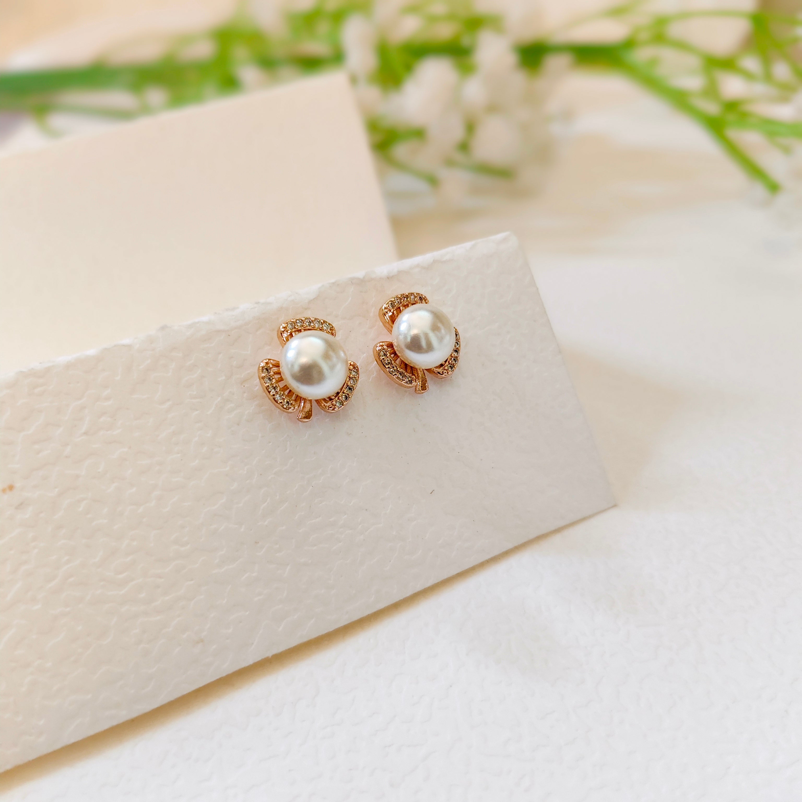 Flower shape pearl stud