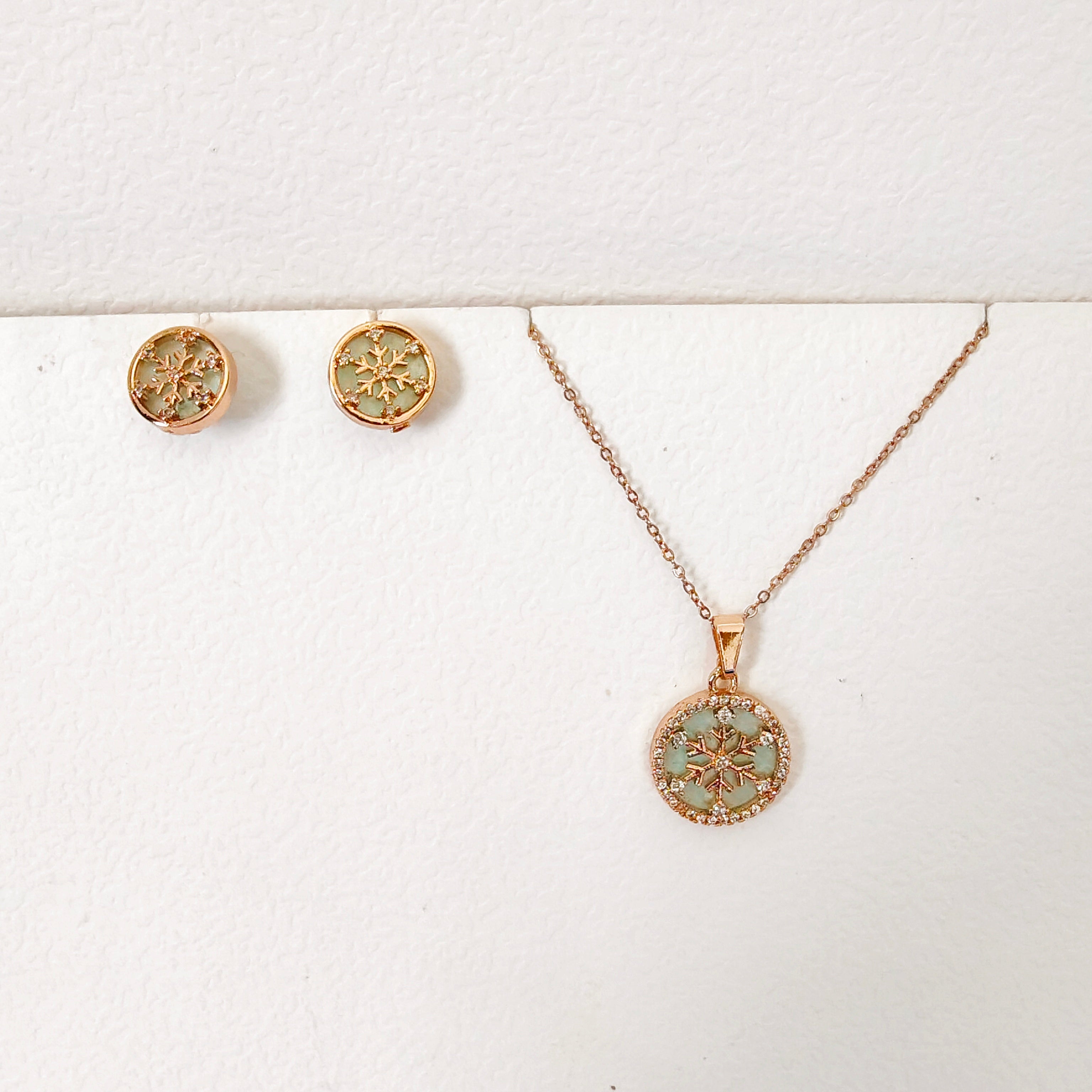 Wheel of sparkle mother of pearl pendant set