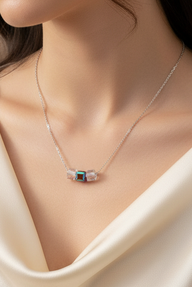Three cubes minimal necklace