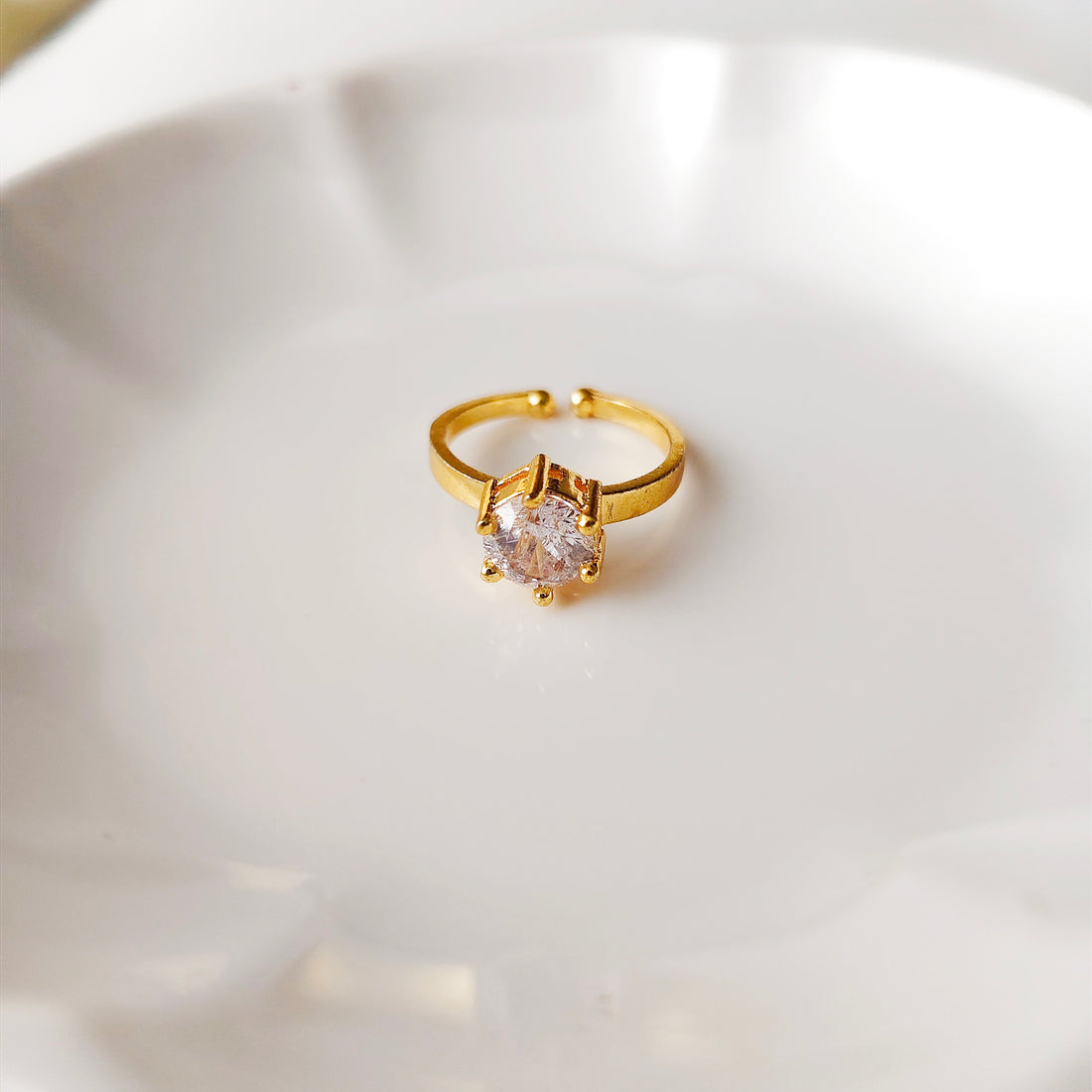 Round cut diamond ring