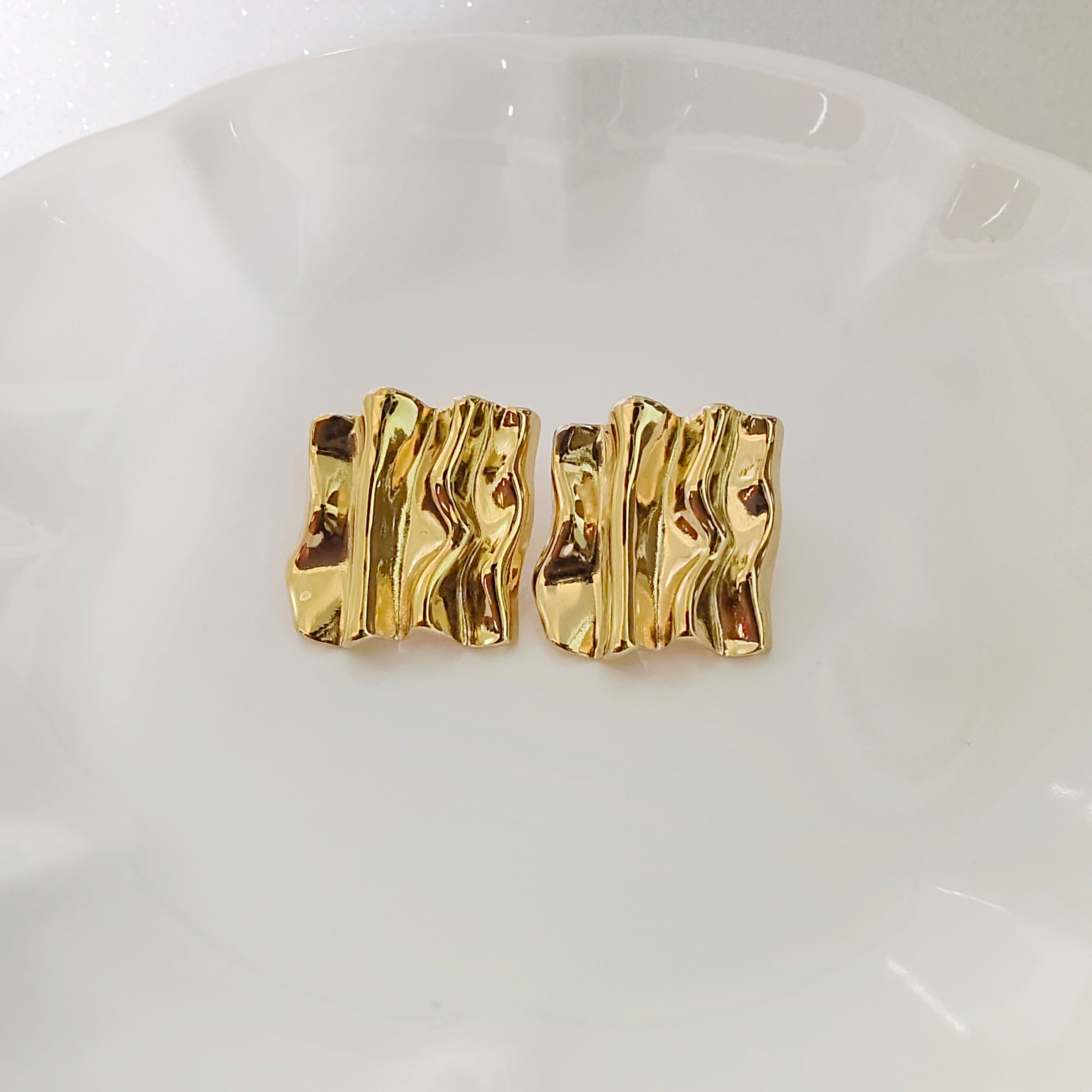 Rubans voguish earring