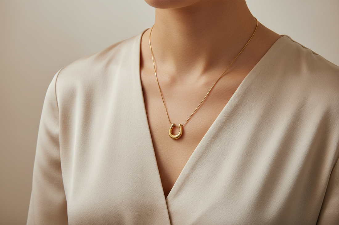 Horseshoe & dainty snack necklace