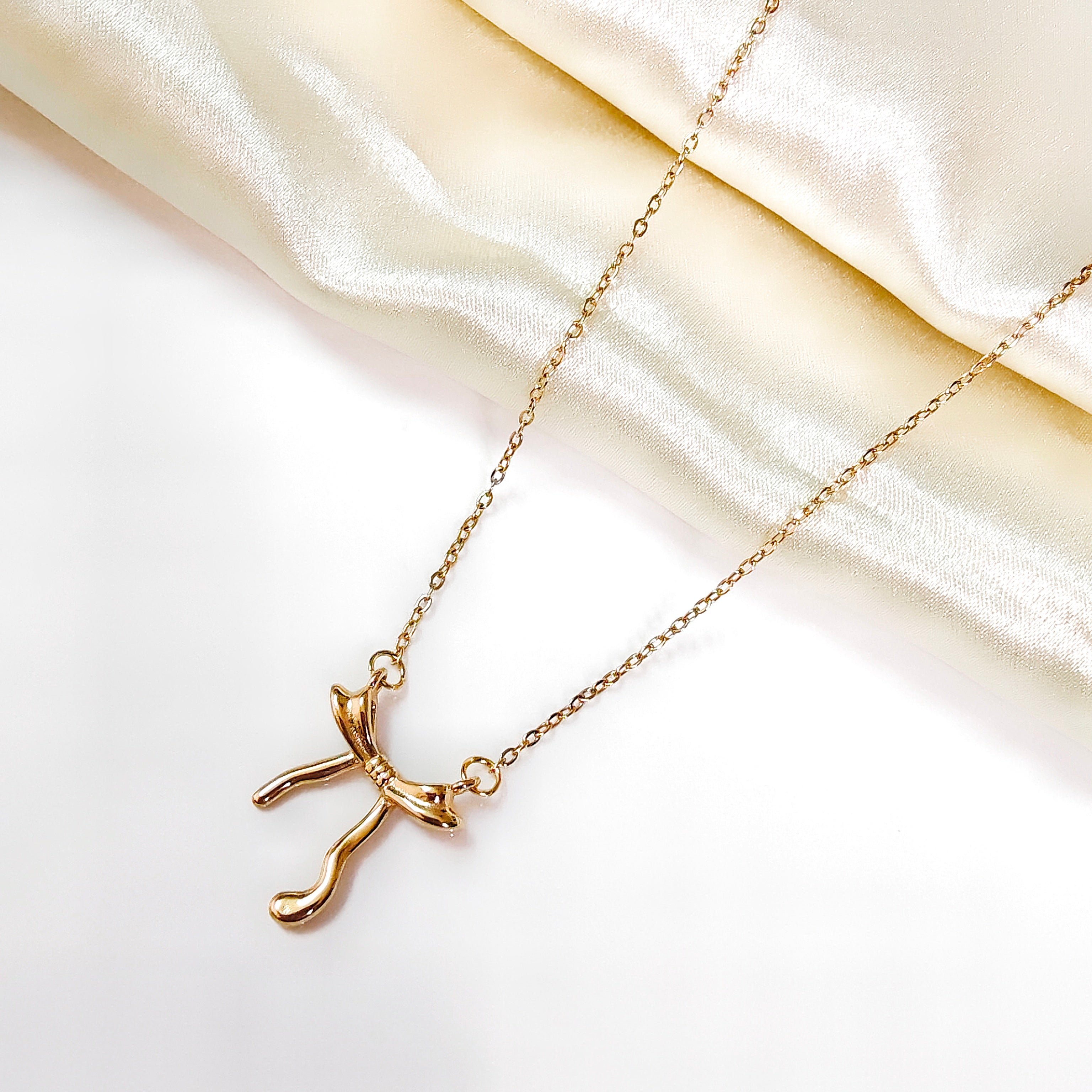 Ballerina 18k gold necklace