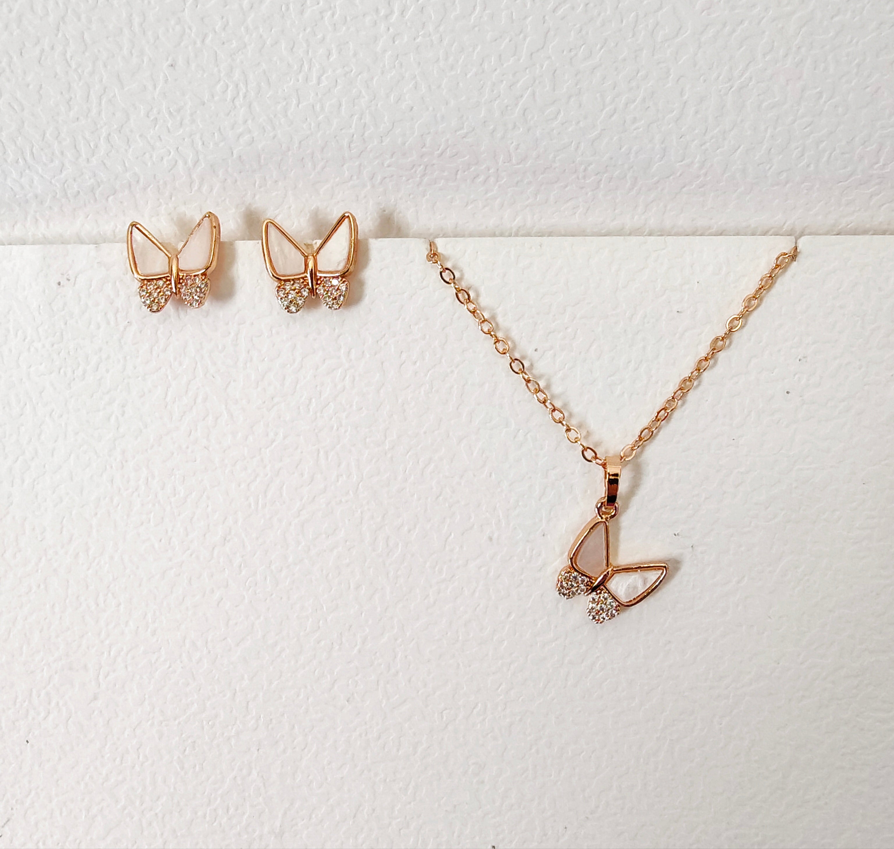 Eye bright mother of pearl pendant set