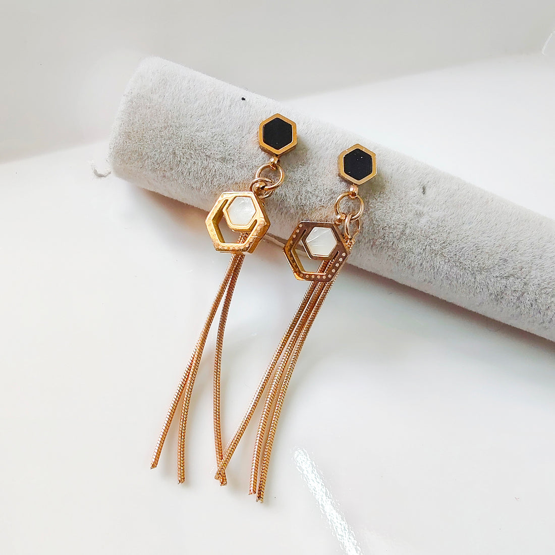 Benzene white gem earring