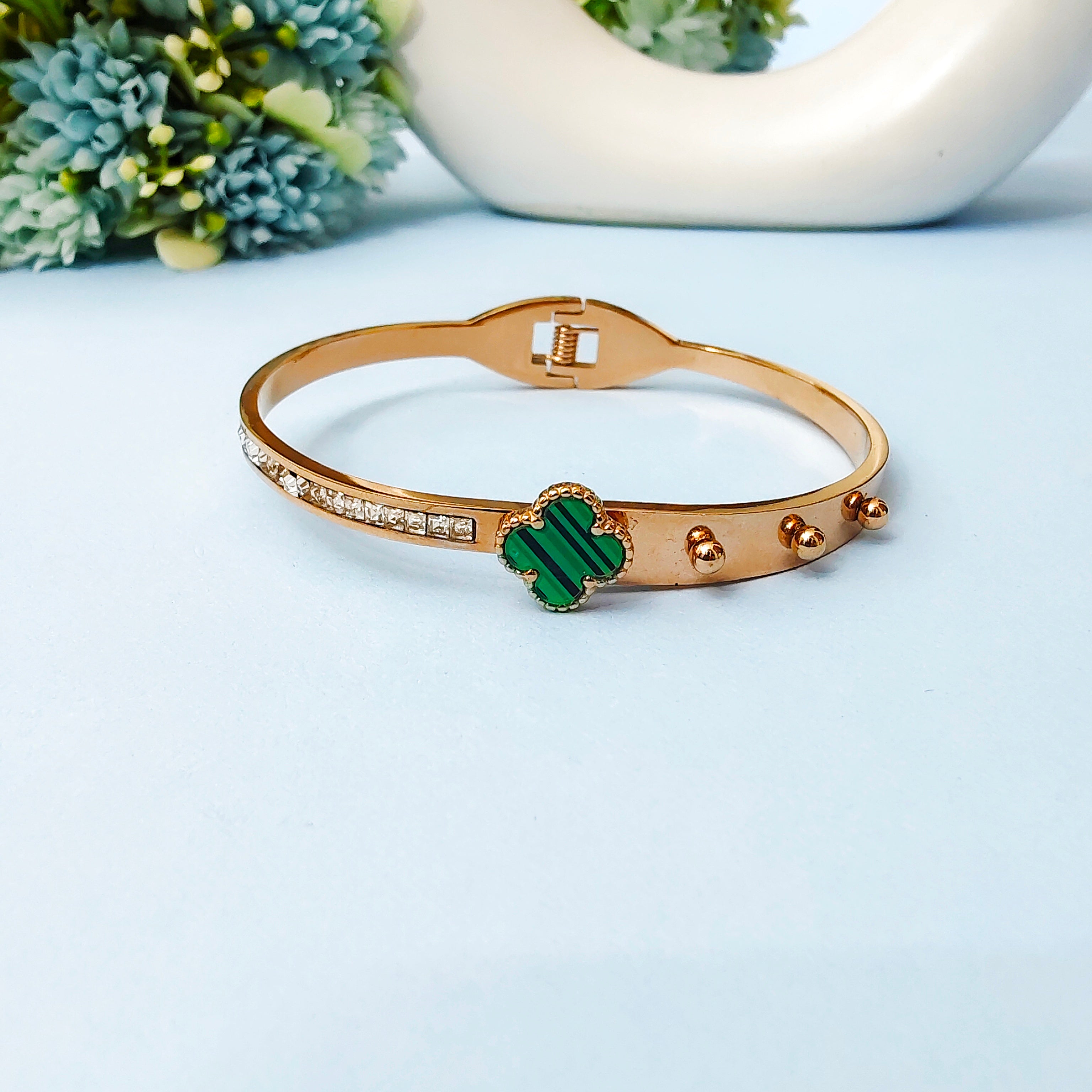 Green lucky clover bracelet