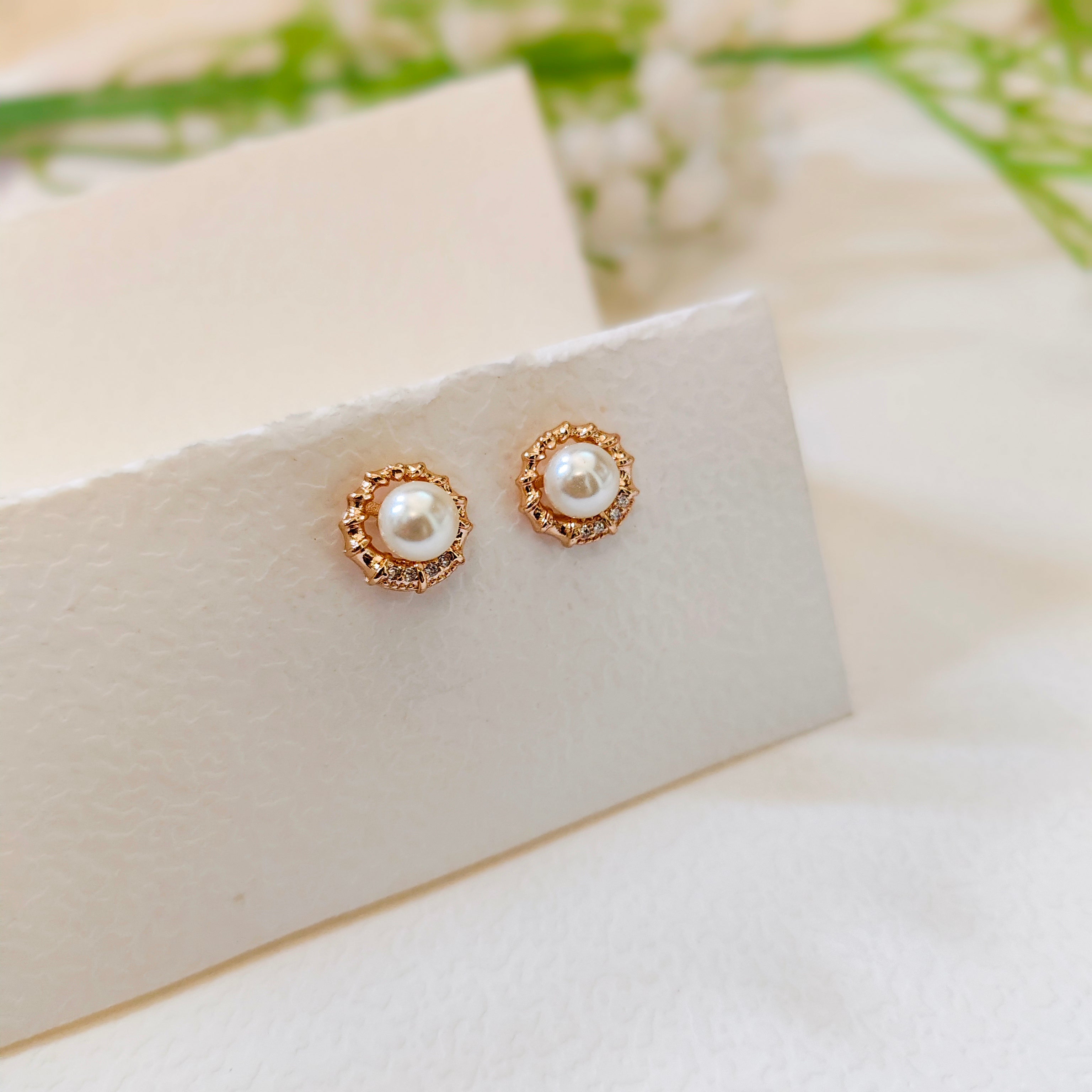 Floral pearl stud