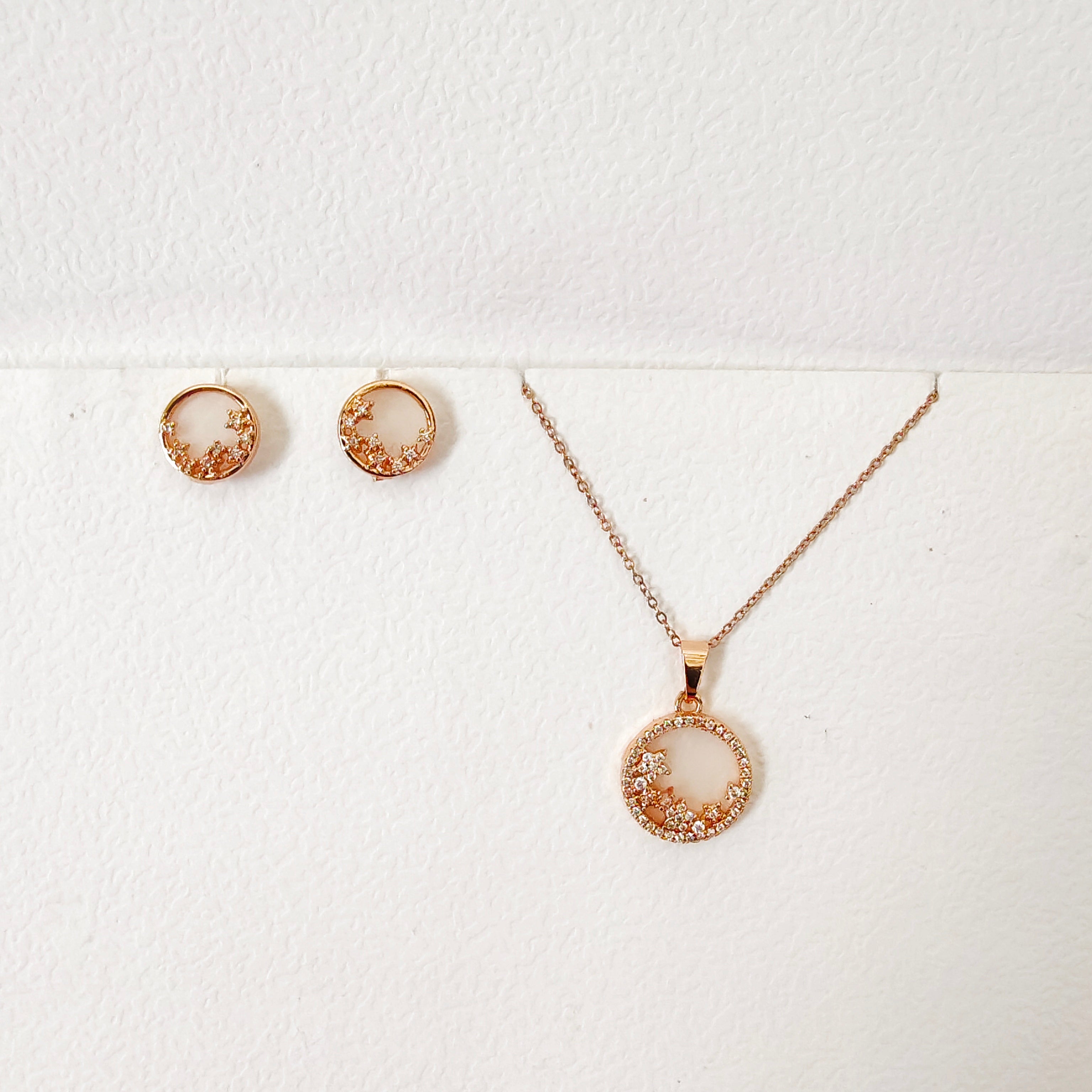 Liberty in round mother of pearl pendant set