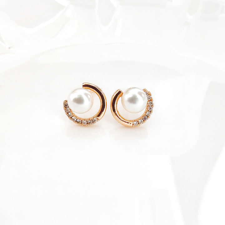 LOVE CIRCLE PEARL STUDS