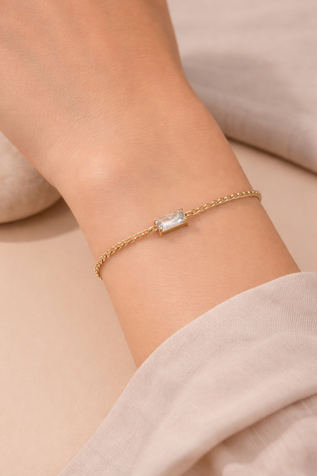 Emerald with twisted chain bracelet