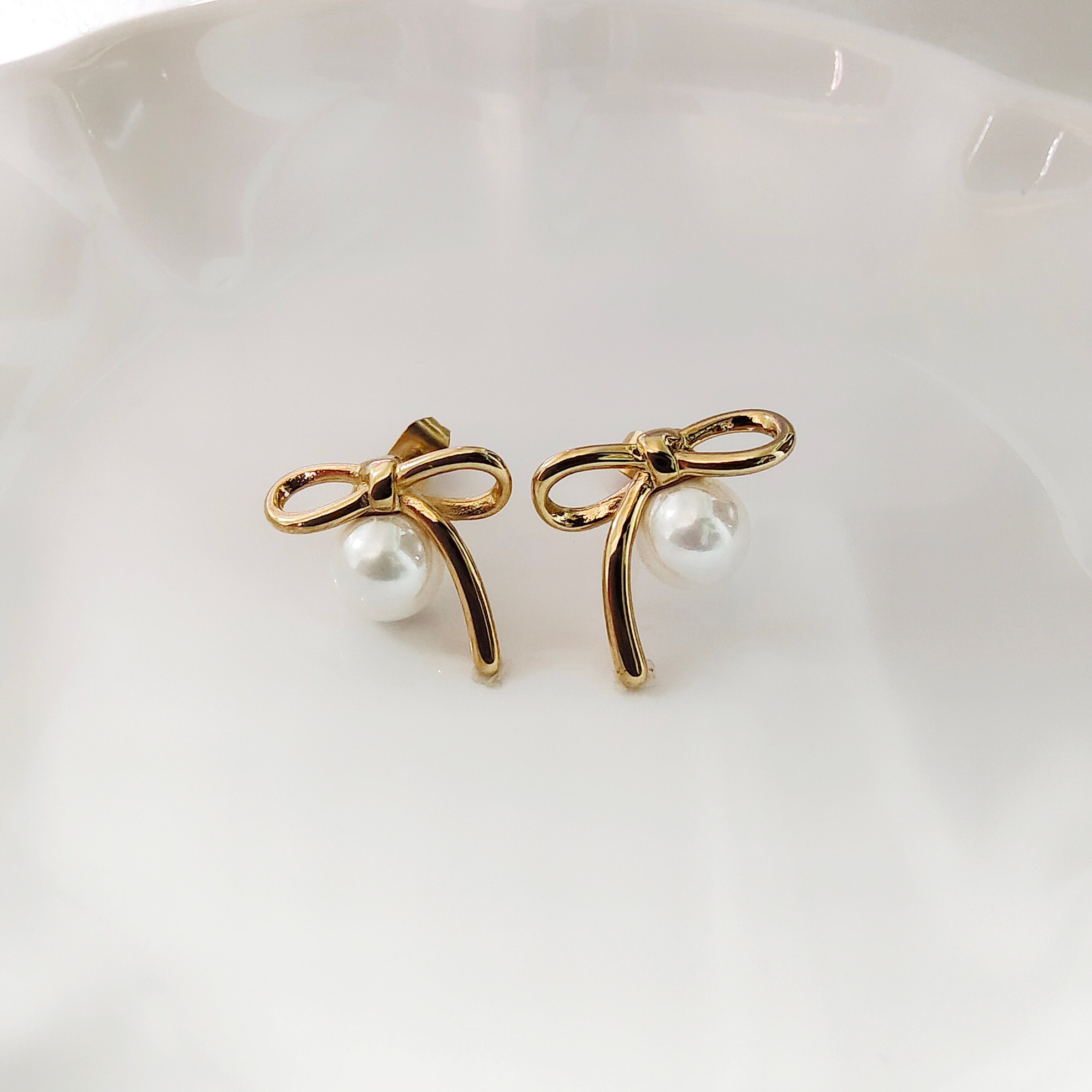 Pearl bow earring