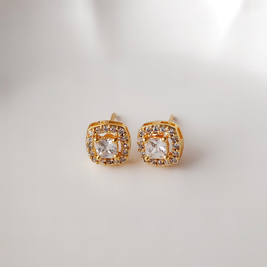 Brilliant step cushion stud