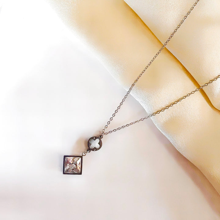 Sizzling square necklace