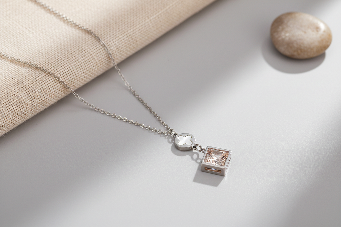 Sizzling square necklace