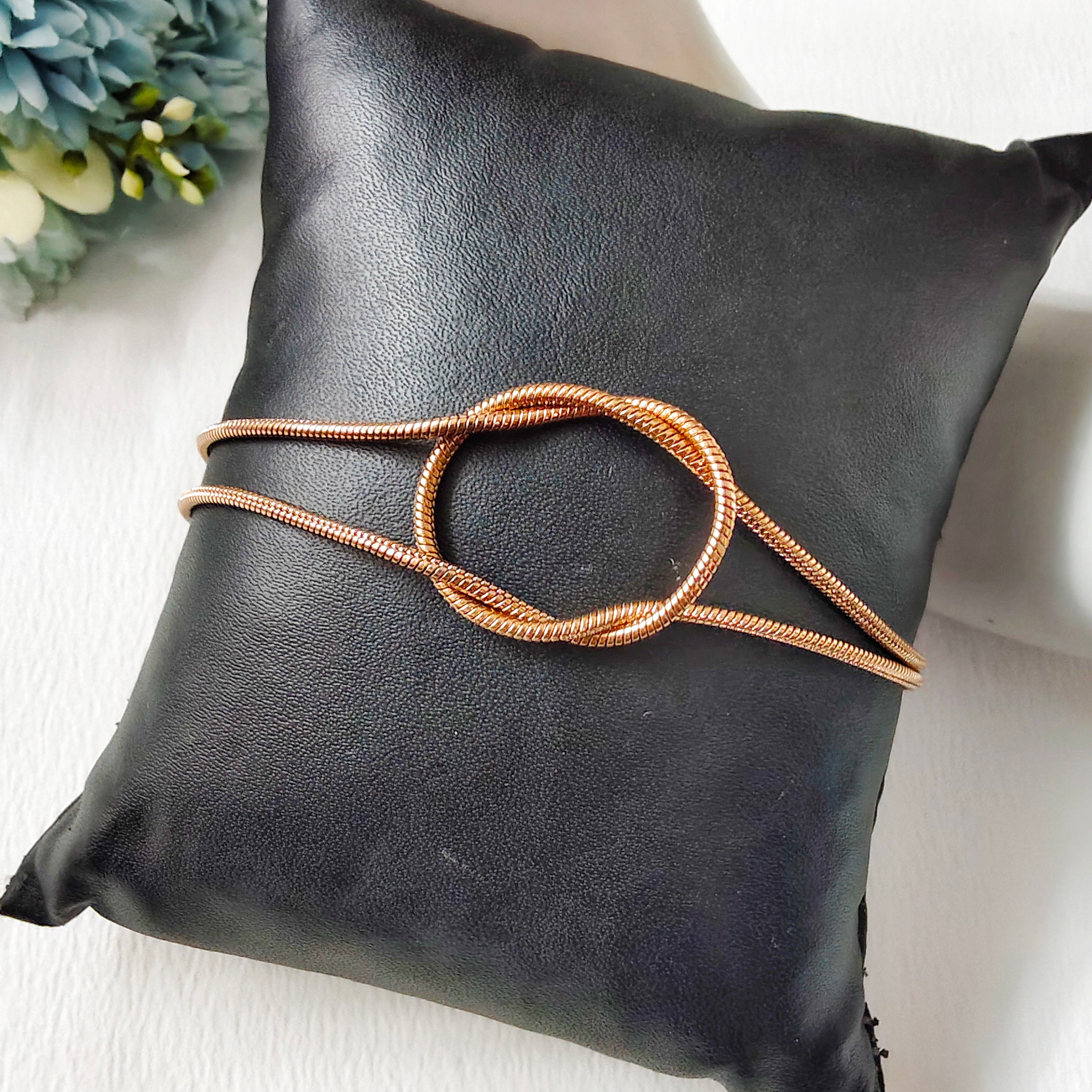 Dainty love knot bracelet