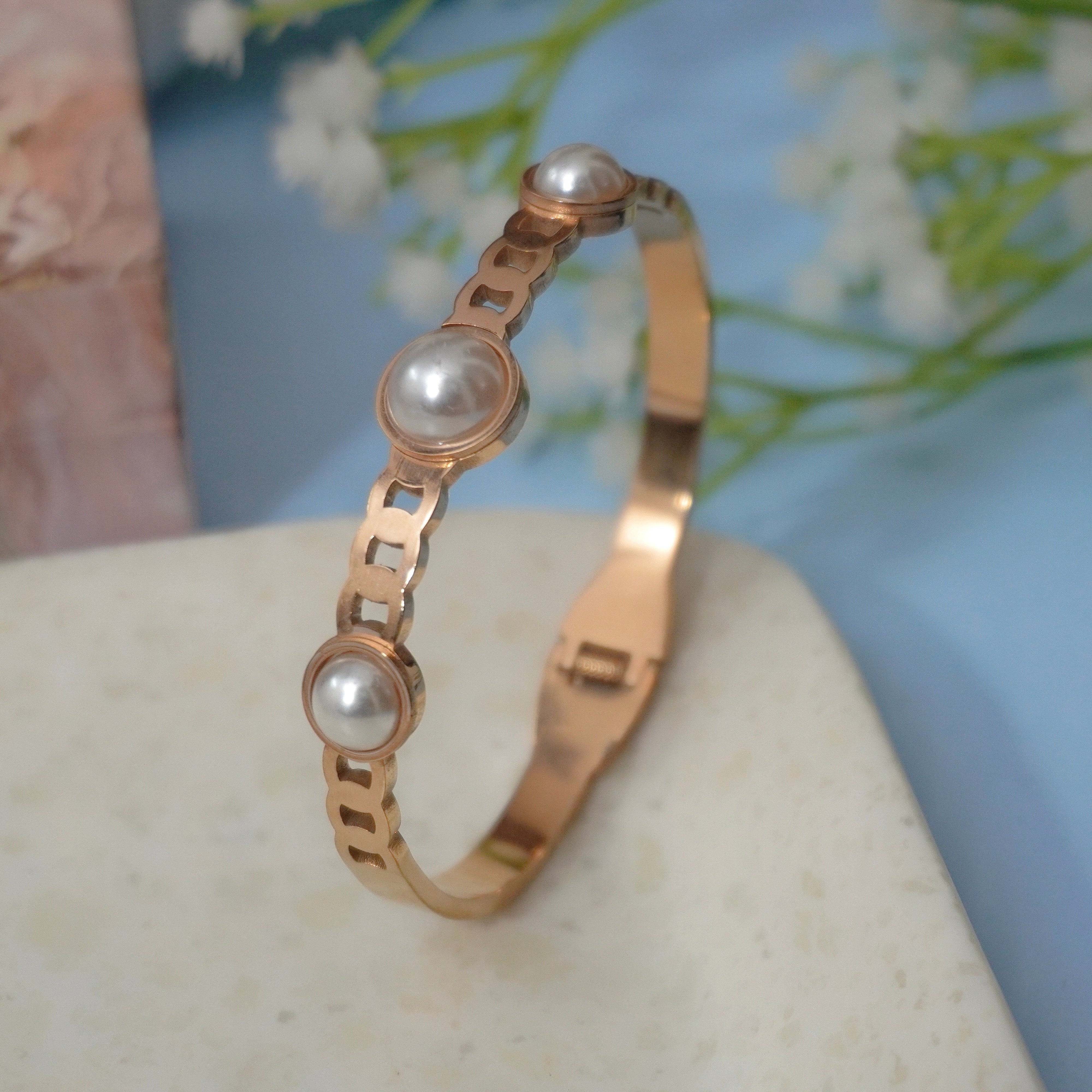Elegant pearl bracelet