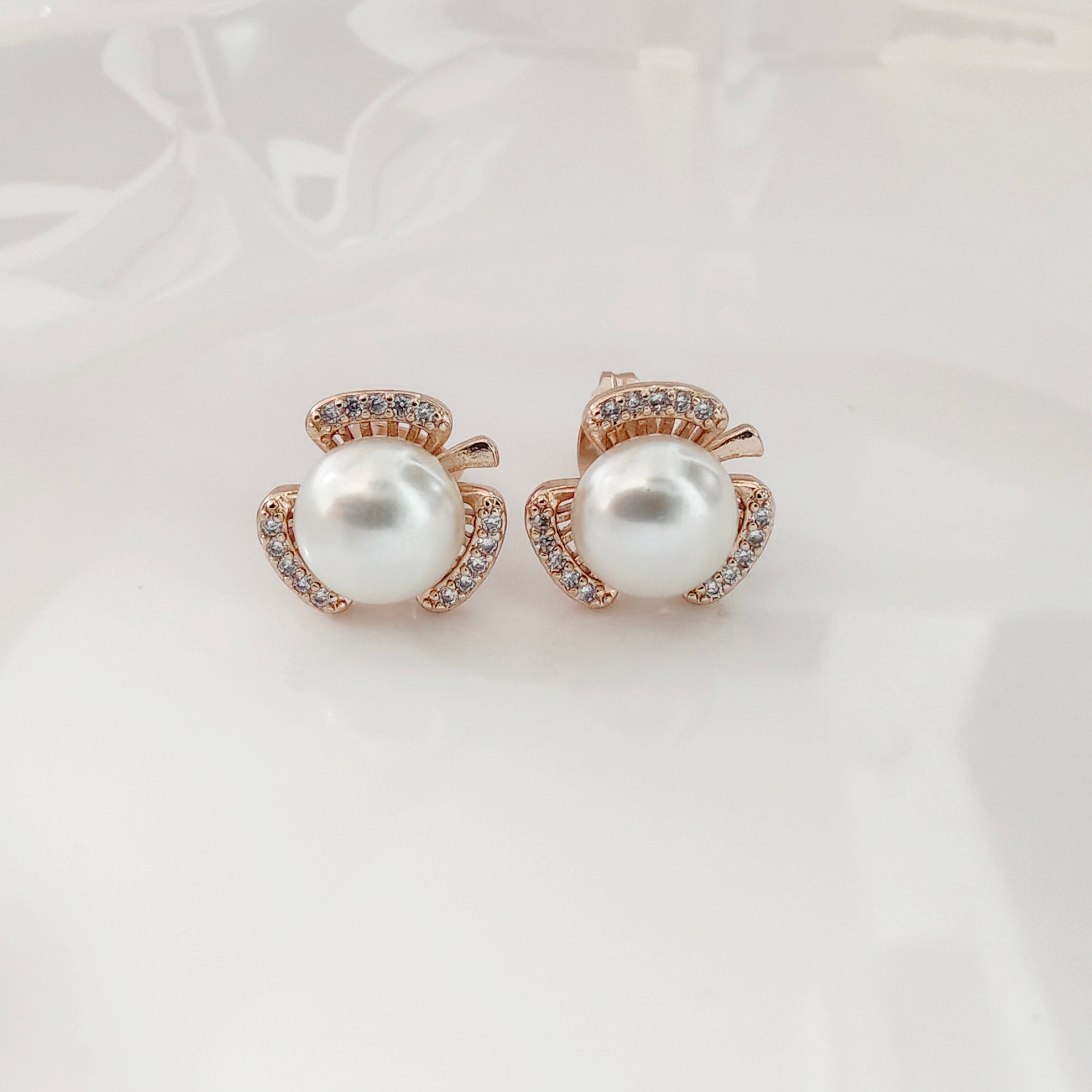 Flower shape pearl stud
