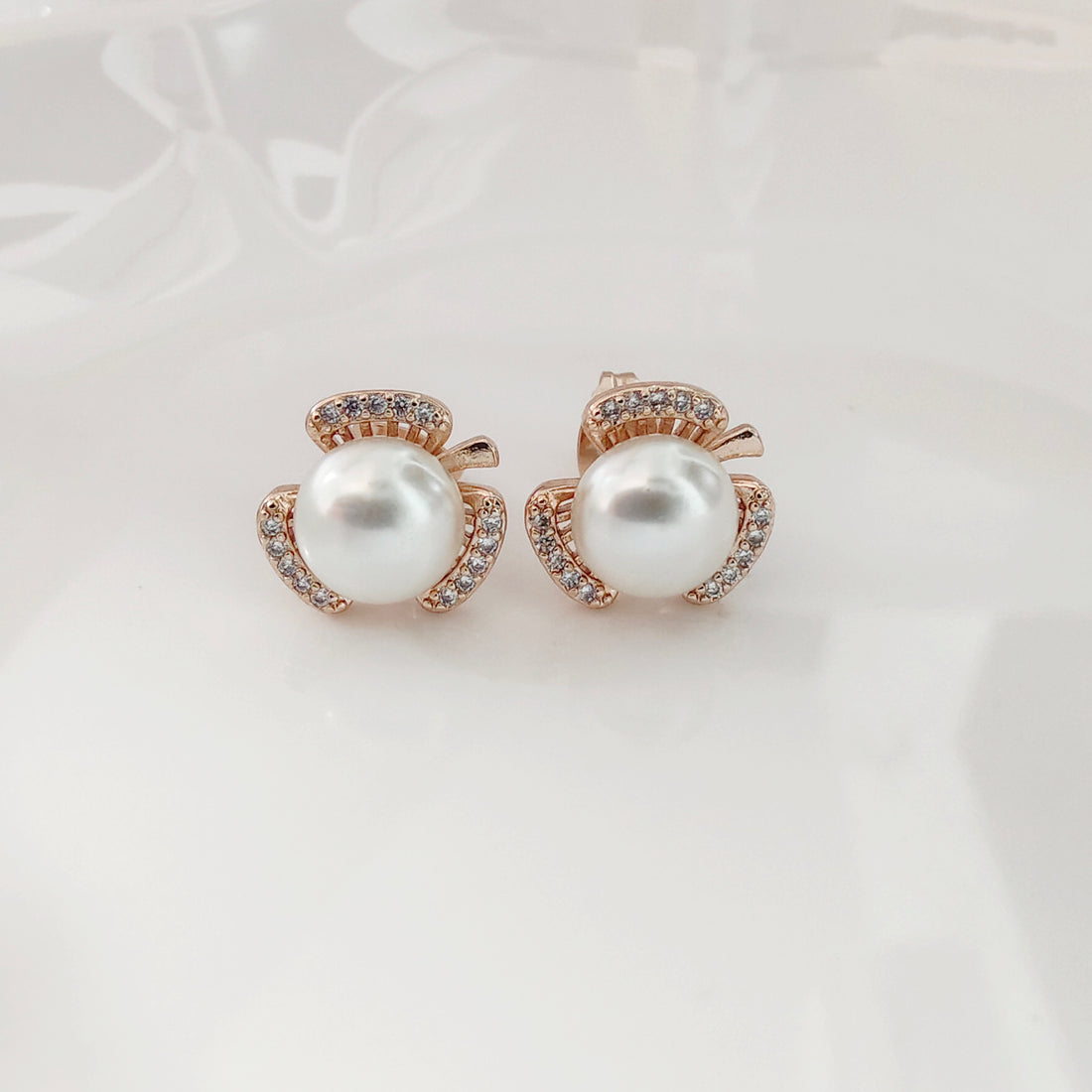 FLOWER SHAPE PEARL STUDS