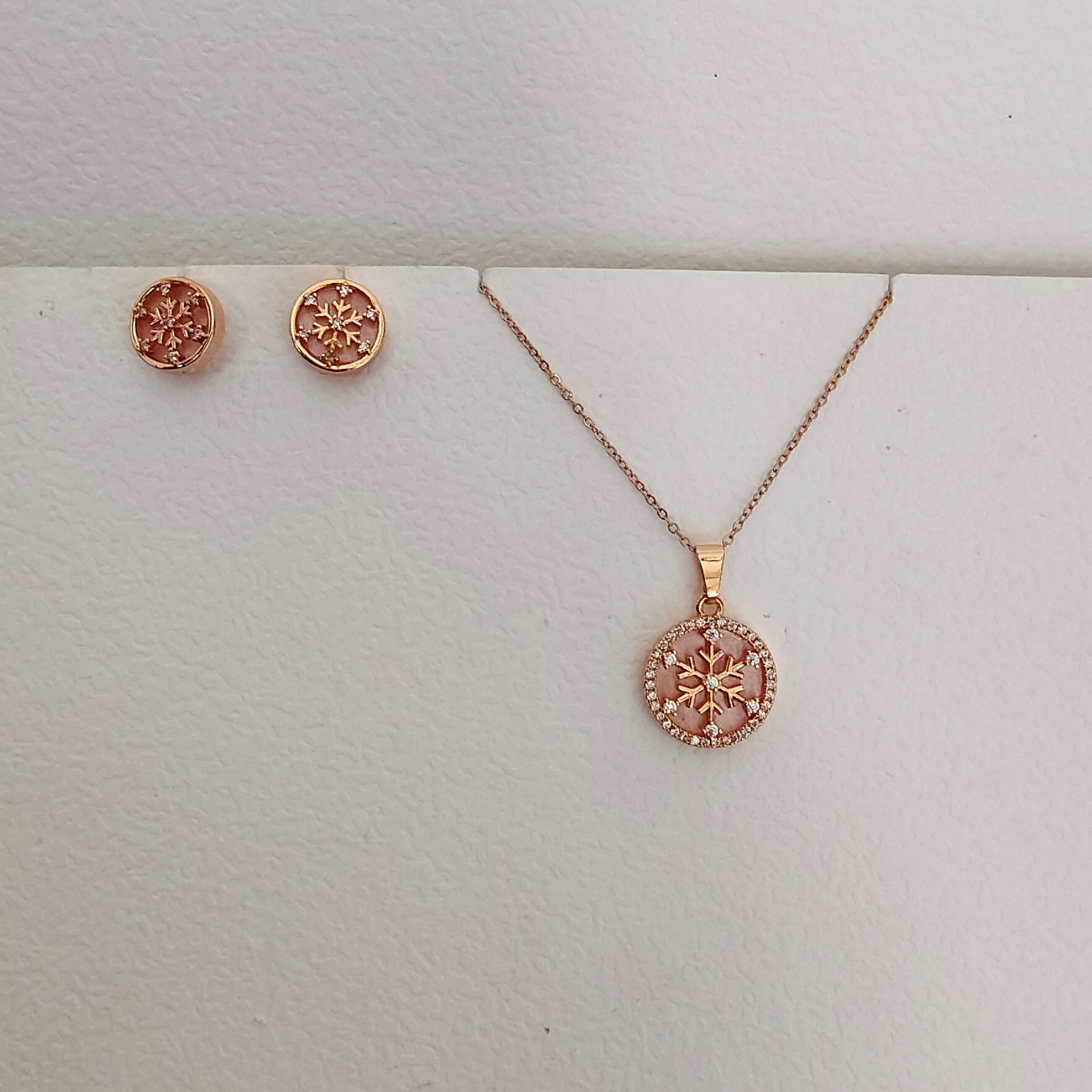 Sparkling stone mother of pearl pendant set