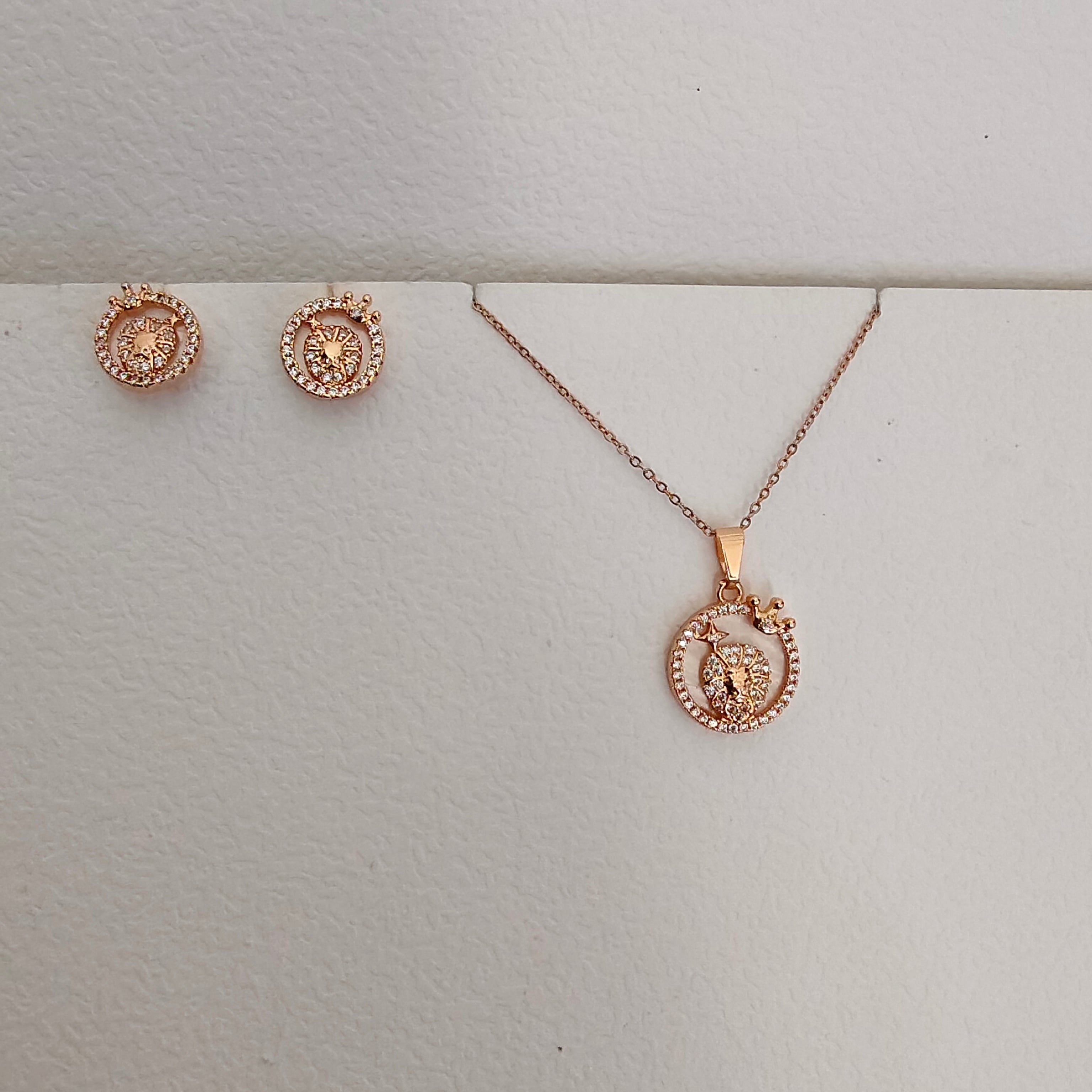 Crown mother of pearl pendant set