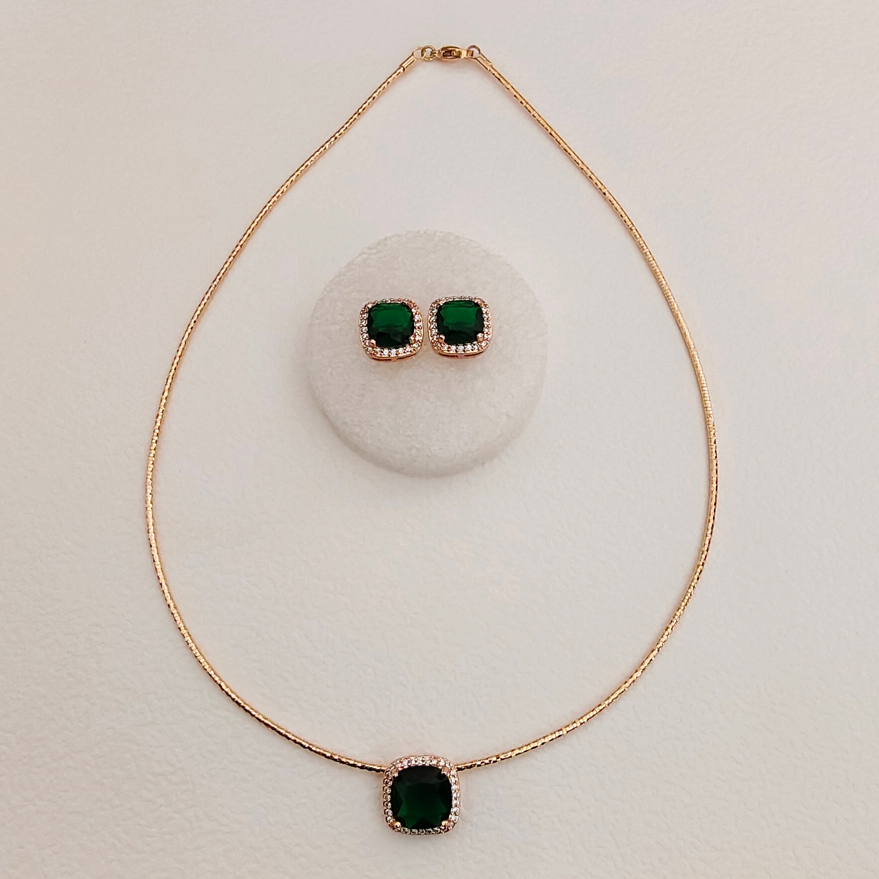 Solitaire stiff pendant set