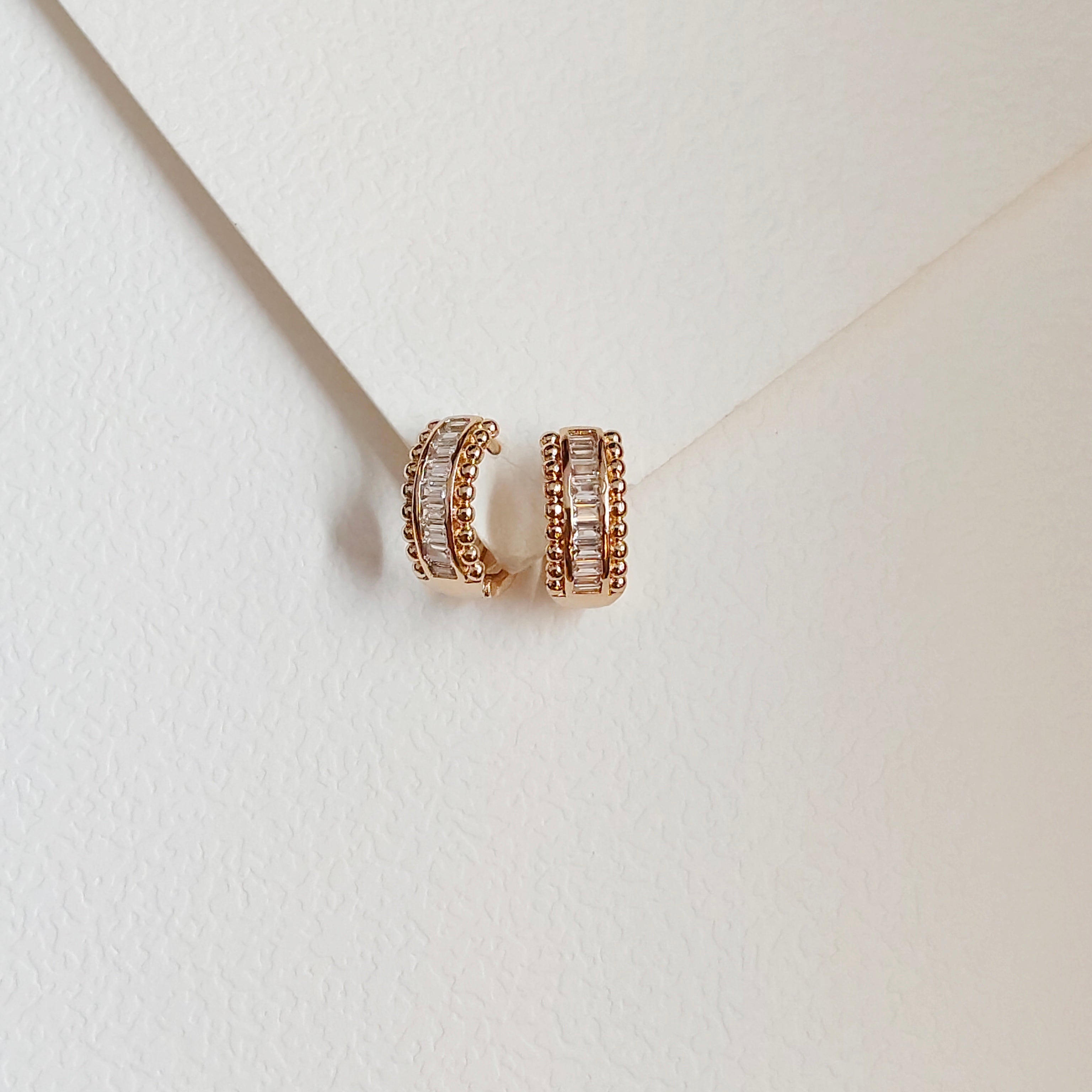 Enigmatic aura diamond bali earring