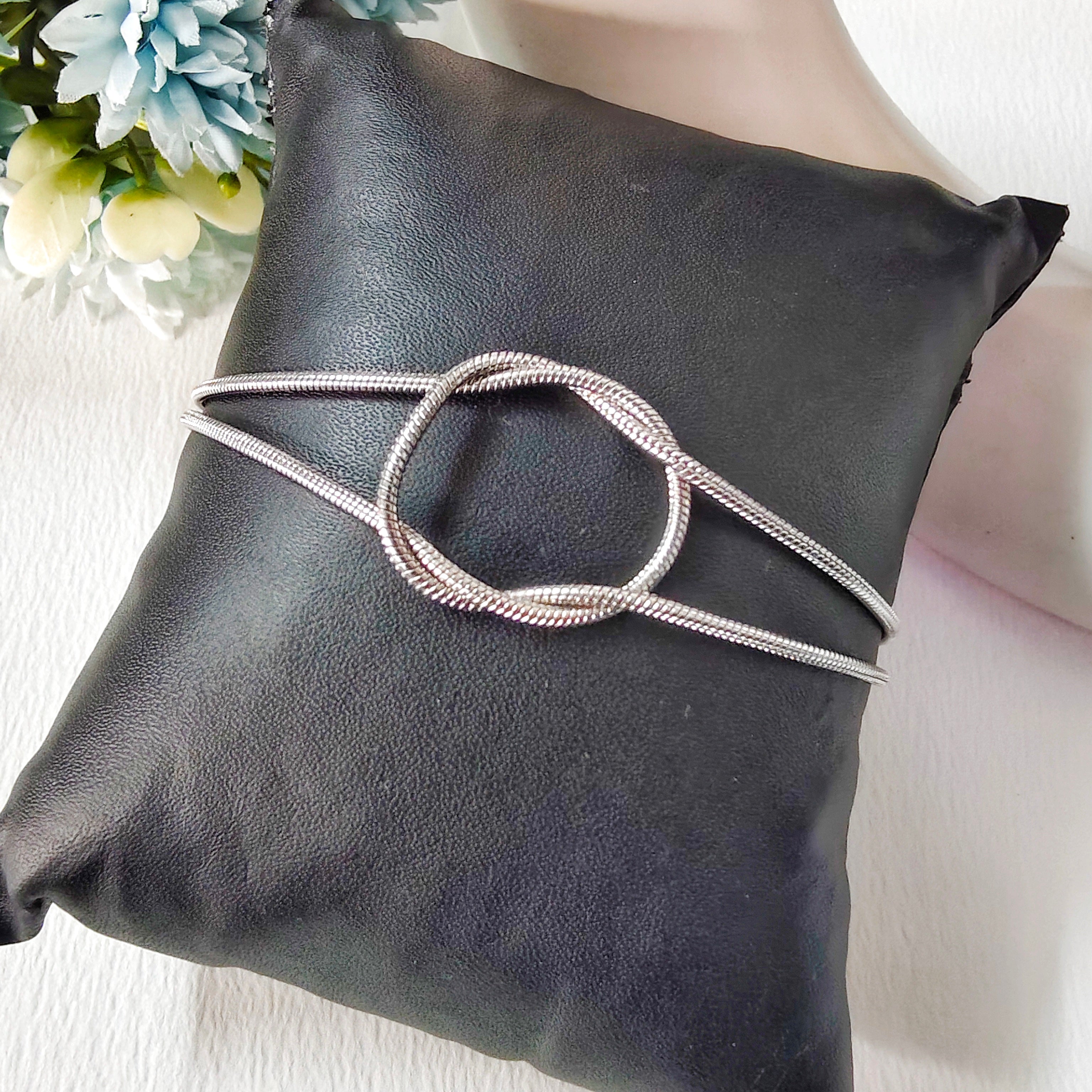 Dainty love knot bracelet