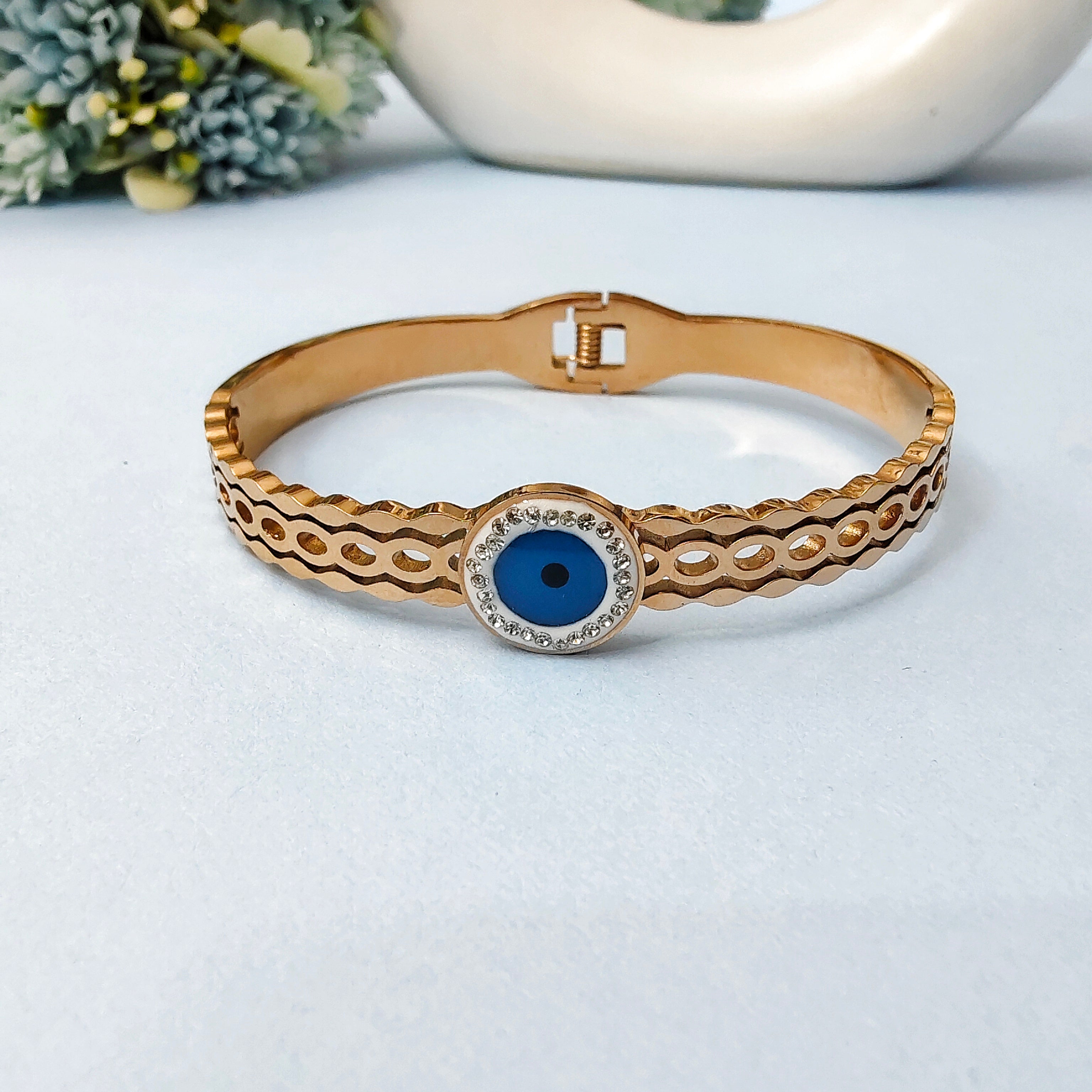Round evil eye bracket