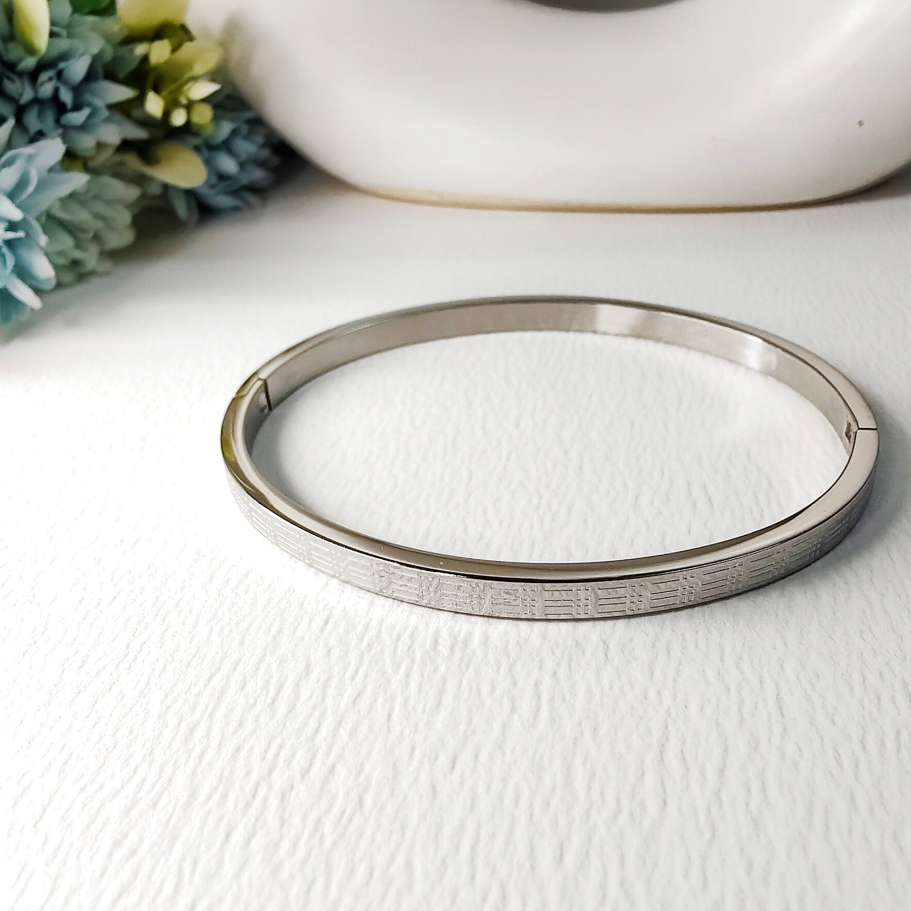 Lining band bracelet