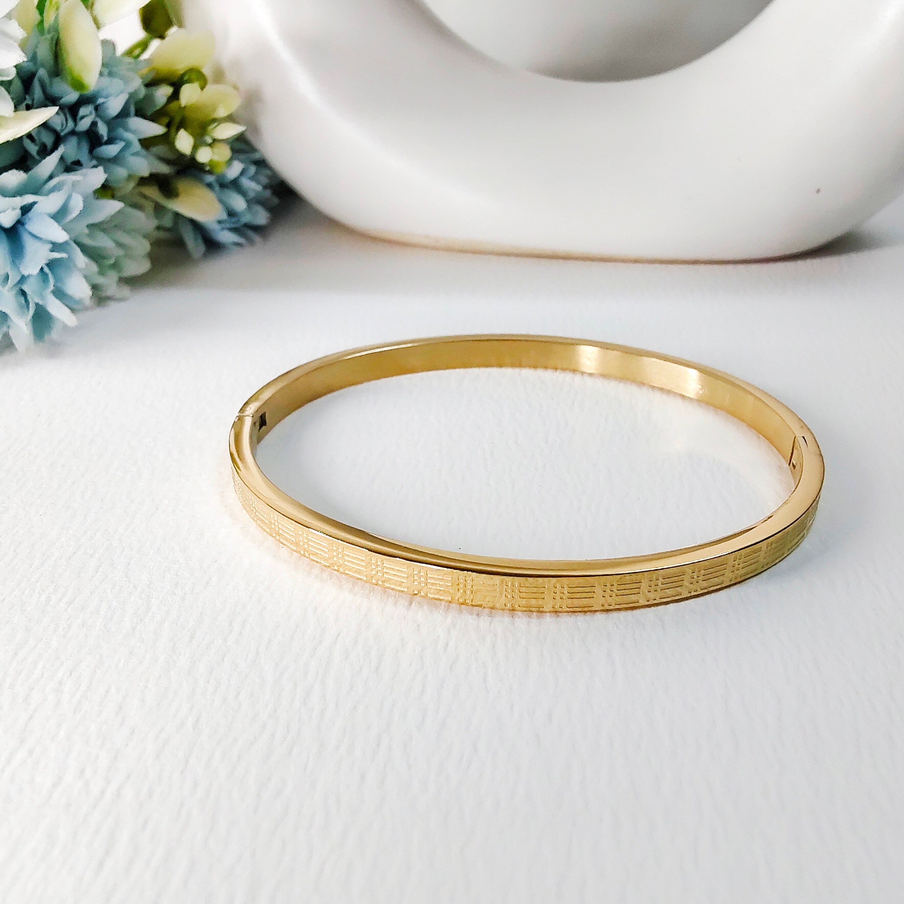 Lining band bracelet