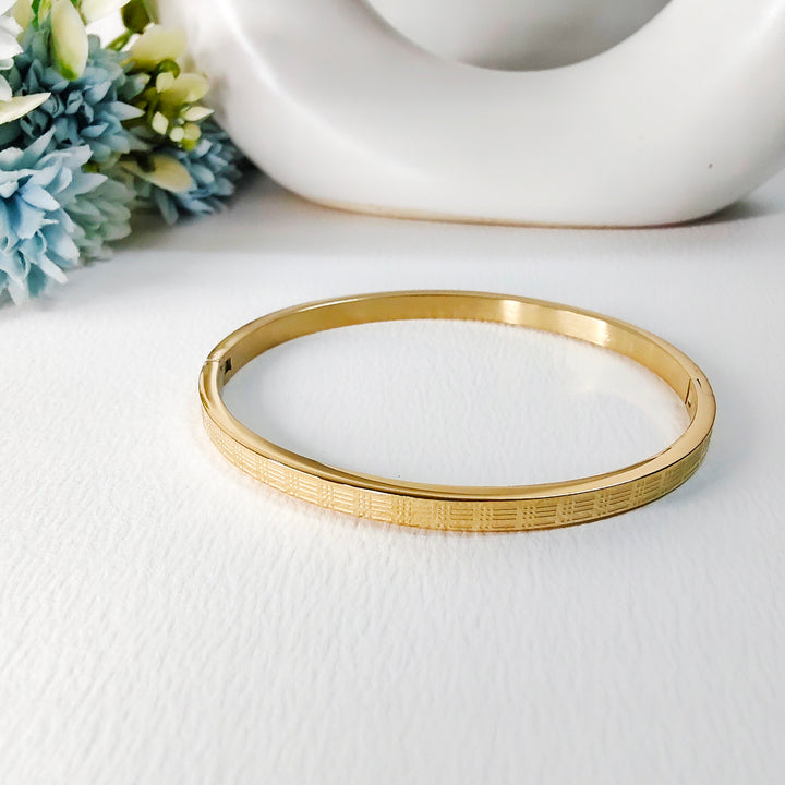 Lining band bracelet