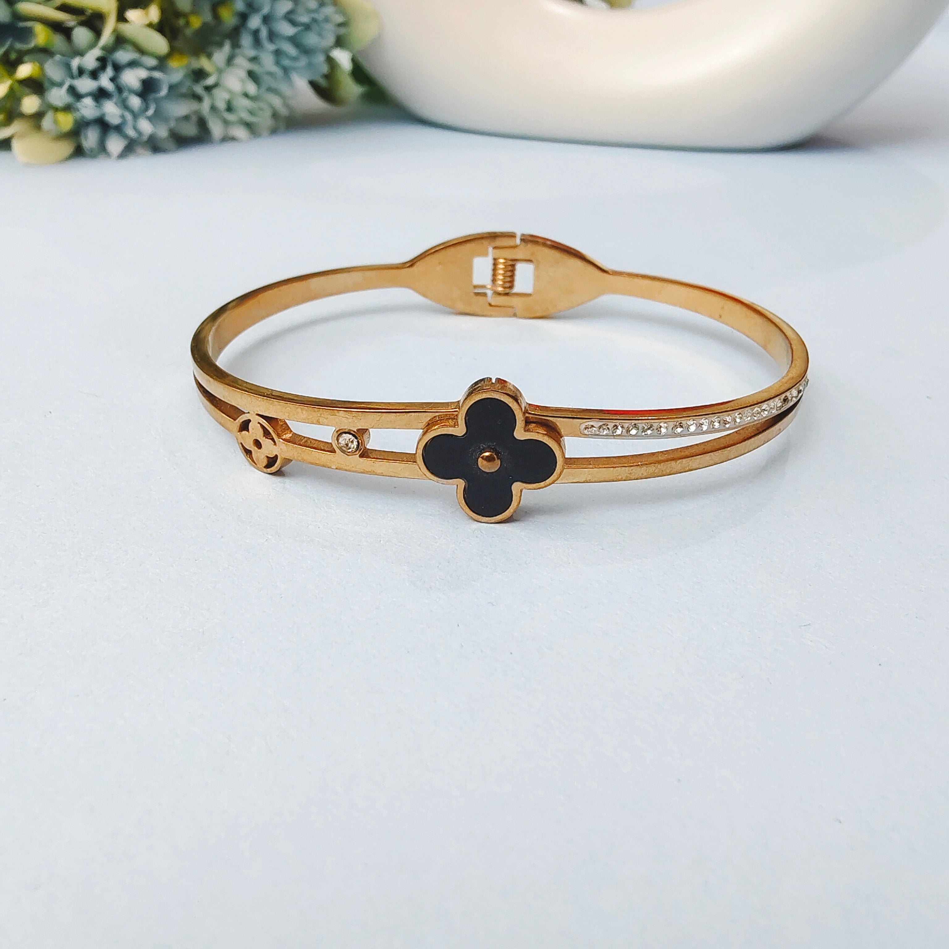 Modern flower bracelet