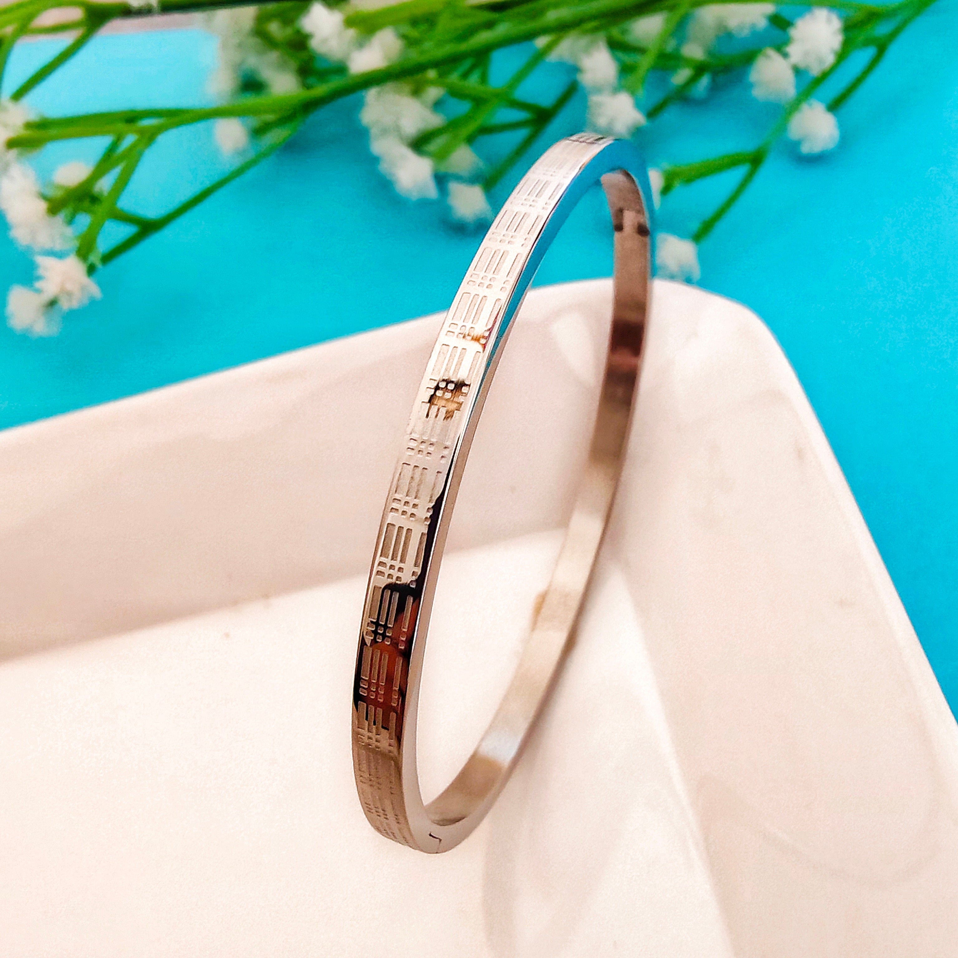 Lining band bracelet