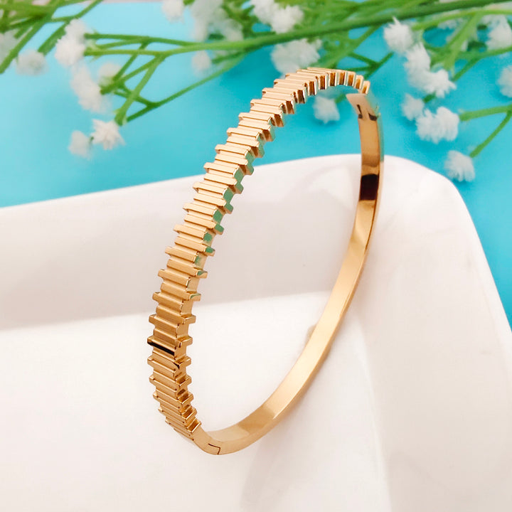 Bold coils bracelet