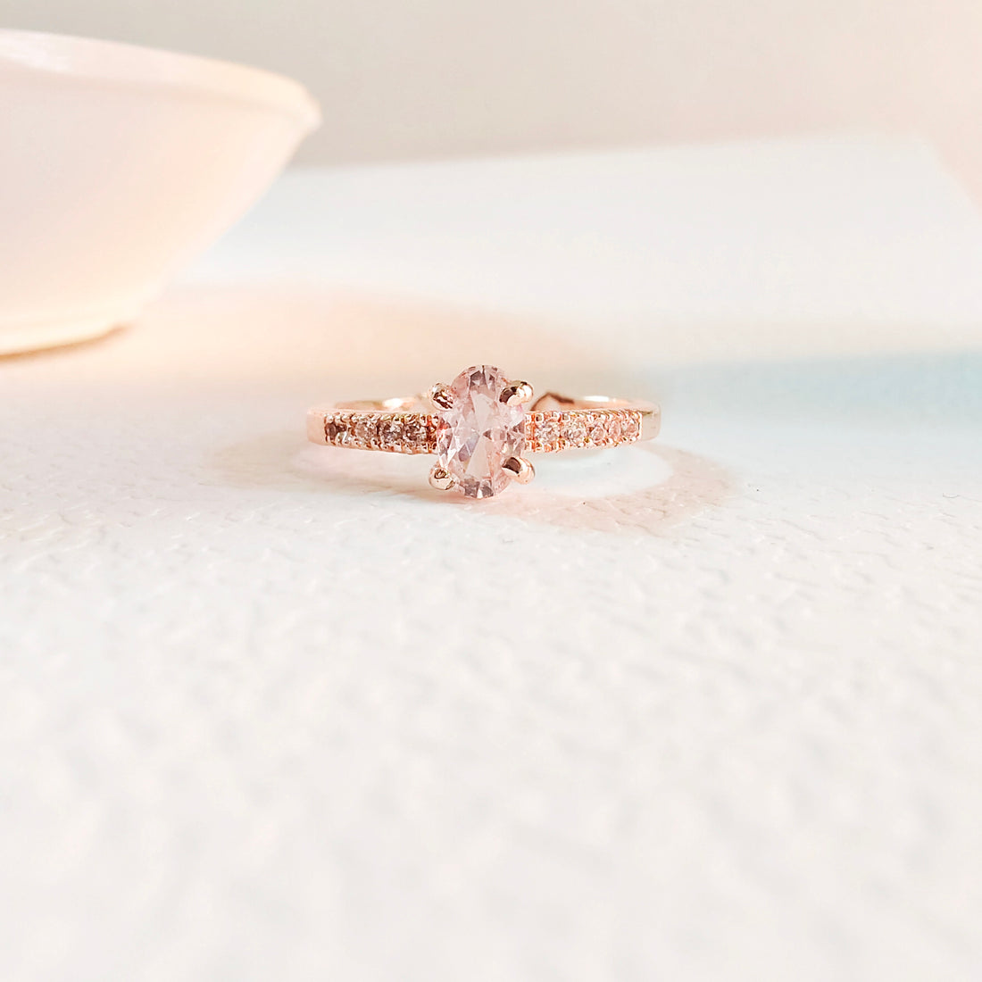 Oval solitare ring