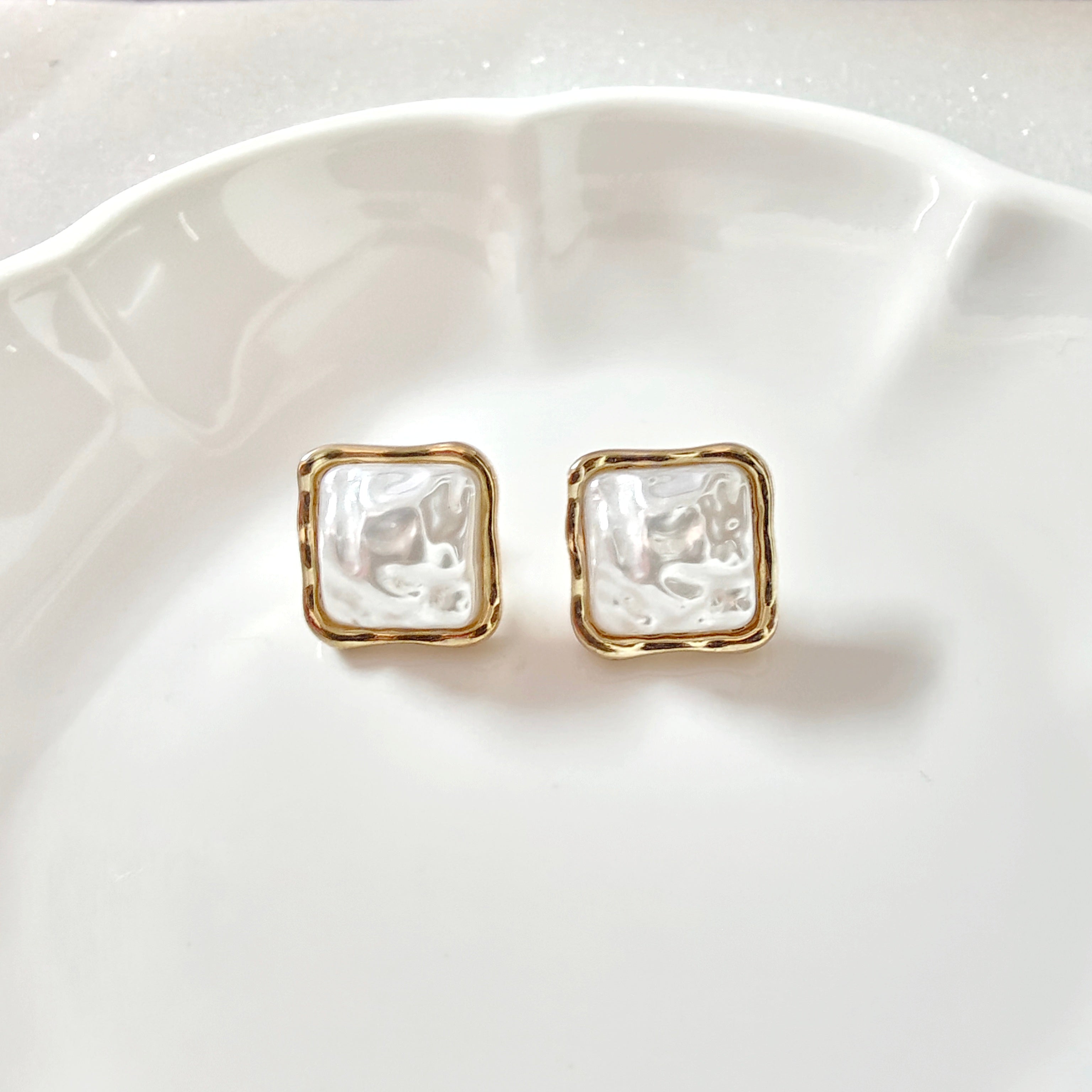Square mother of pearl earring