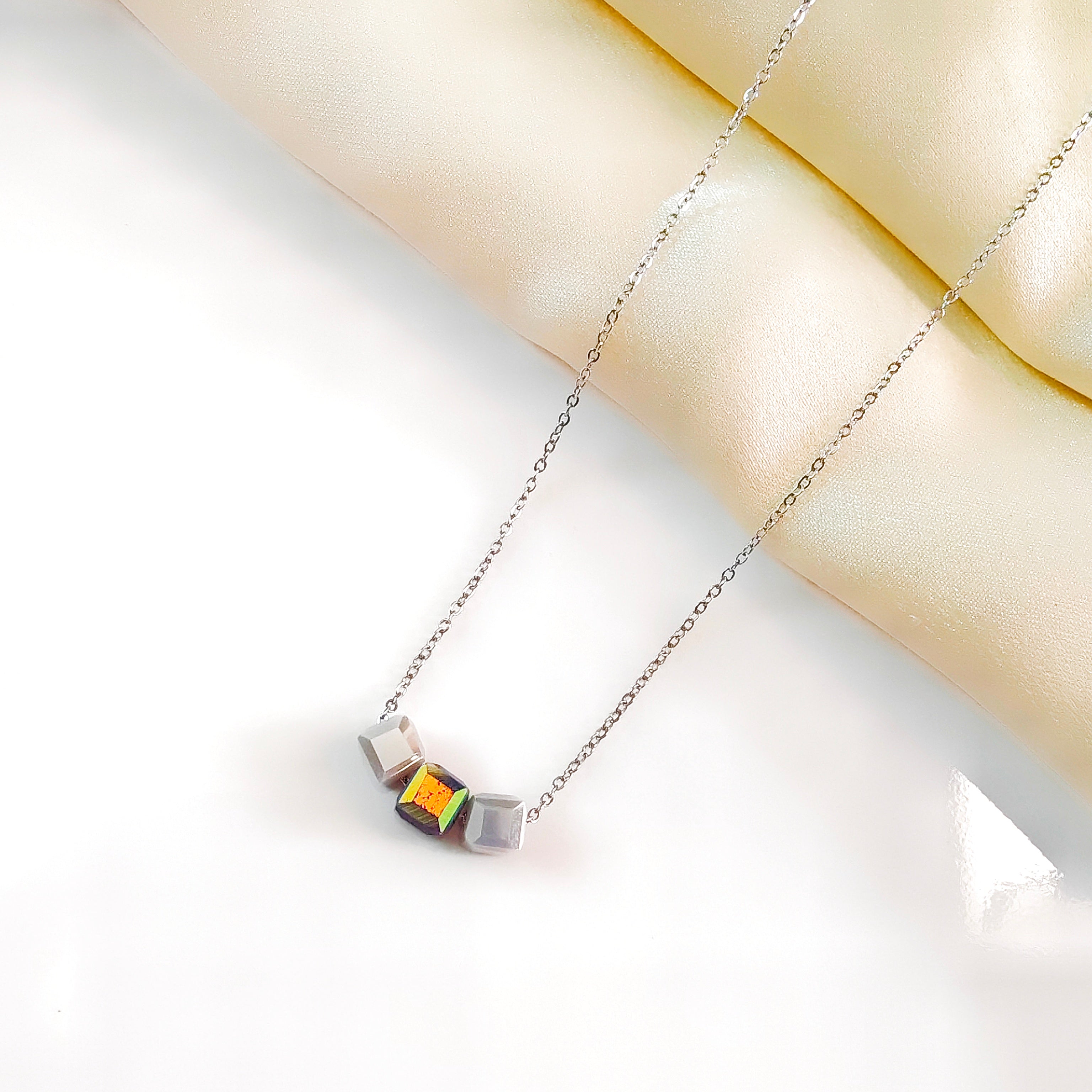 Three cubes minimal necklace