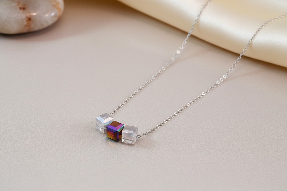 Three cubes minimal necklace