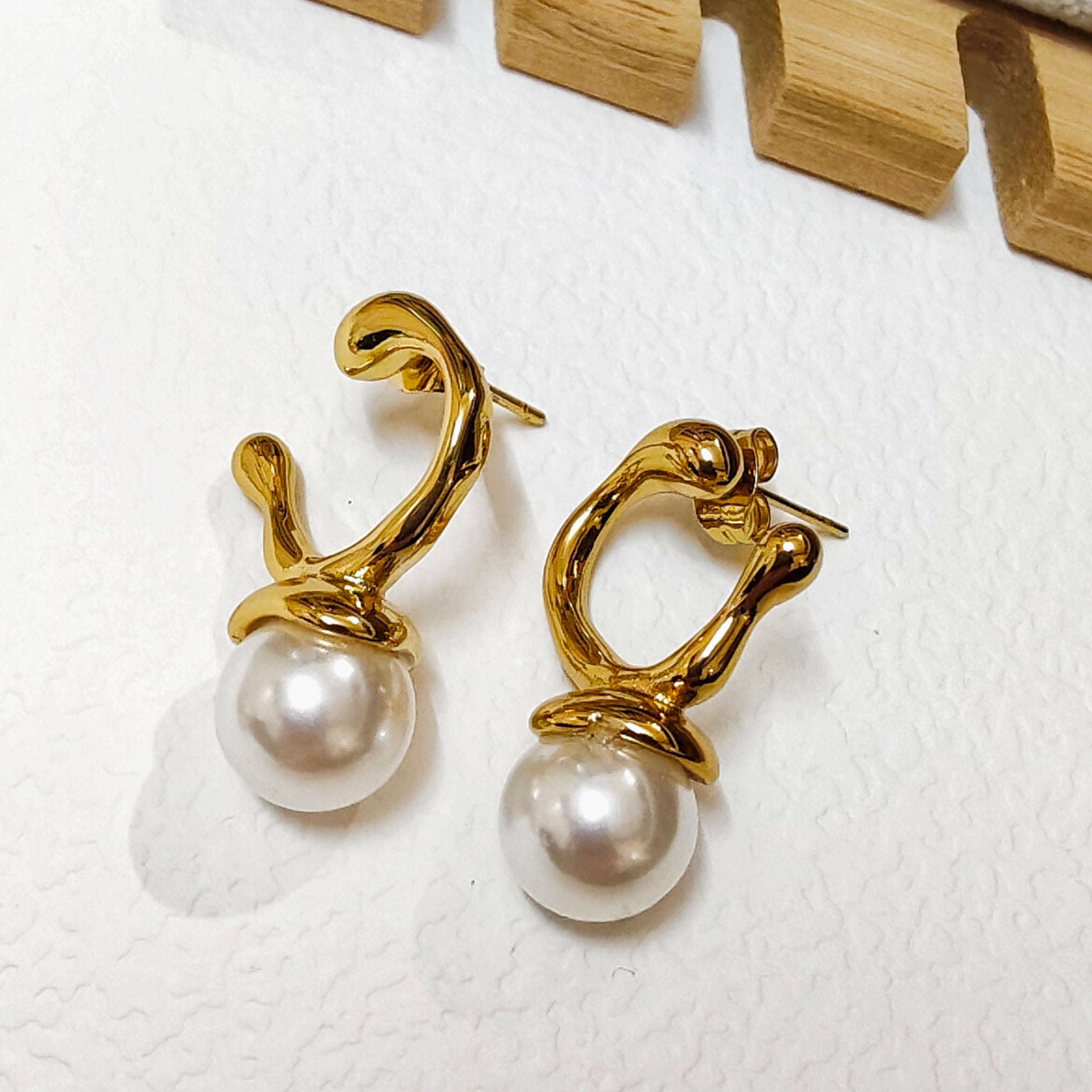 Baroque pearl earring