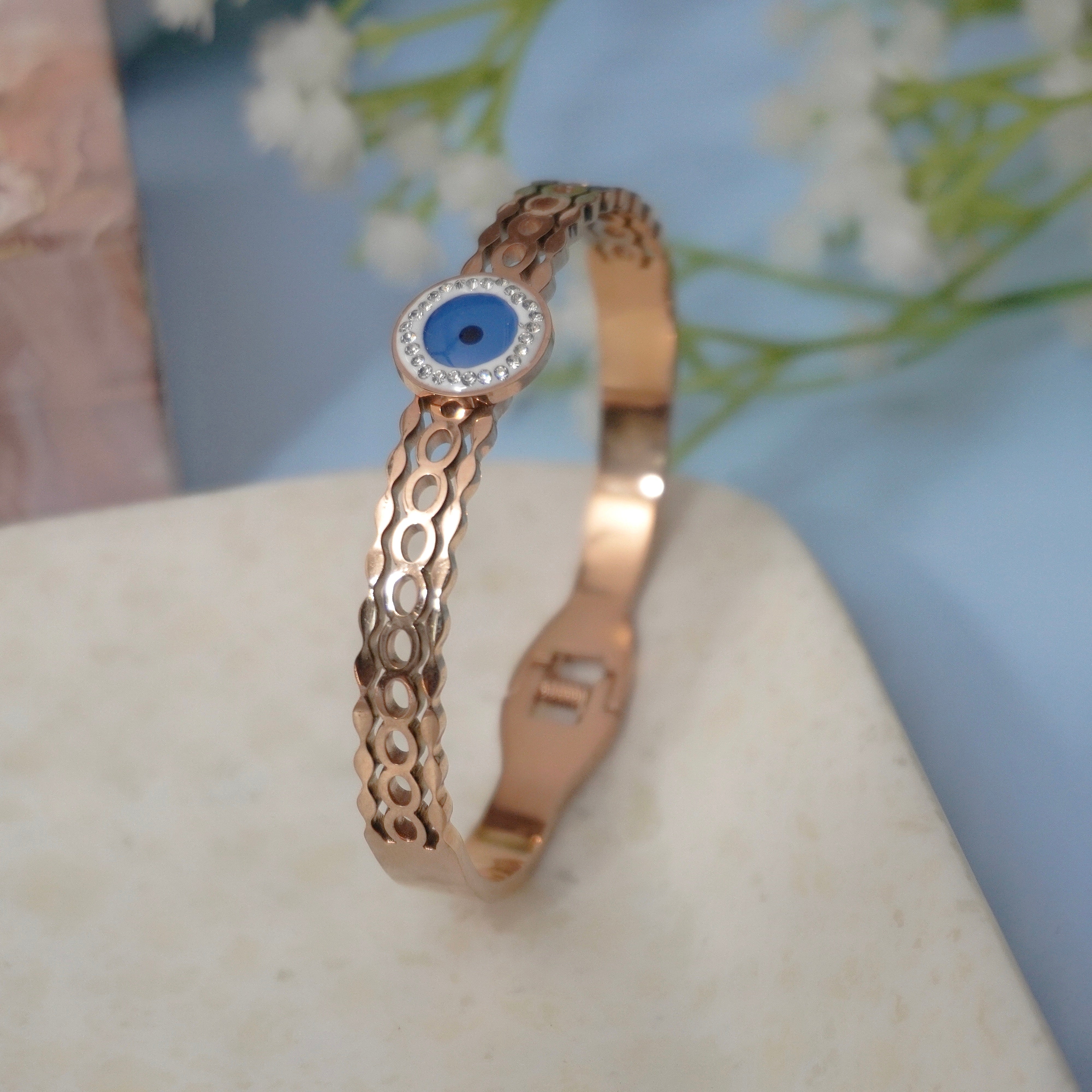Round evil eye bracket