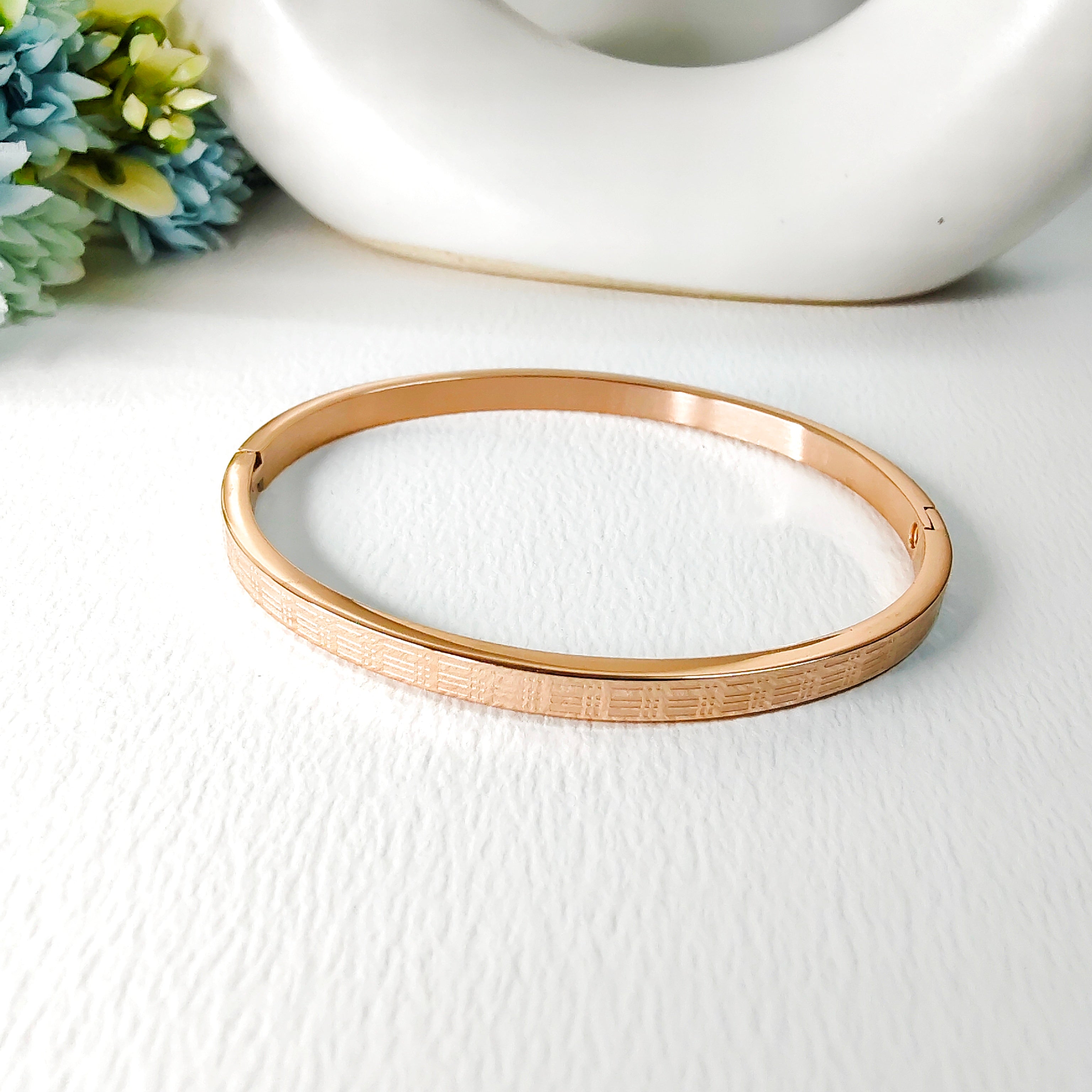 Lining band bracelet