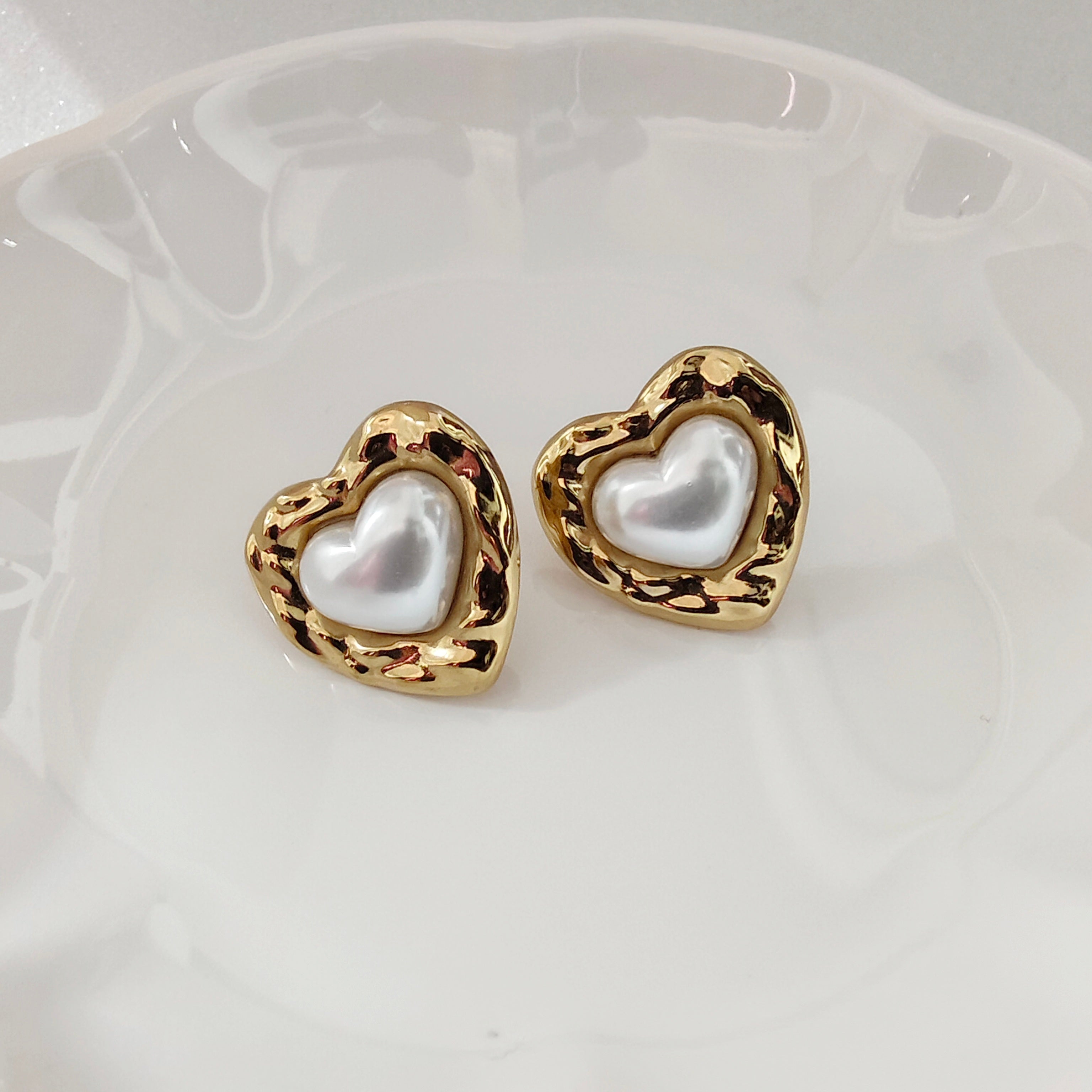 Heart pearl earring