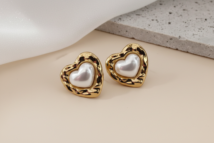 Heart pearl earring