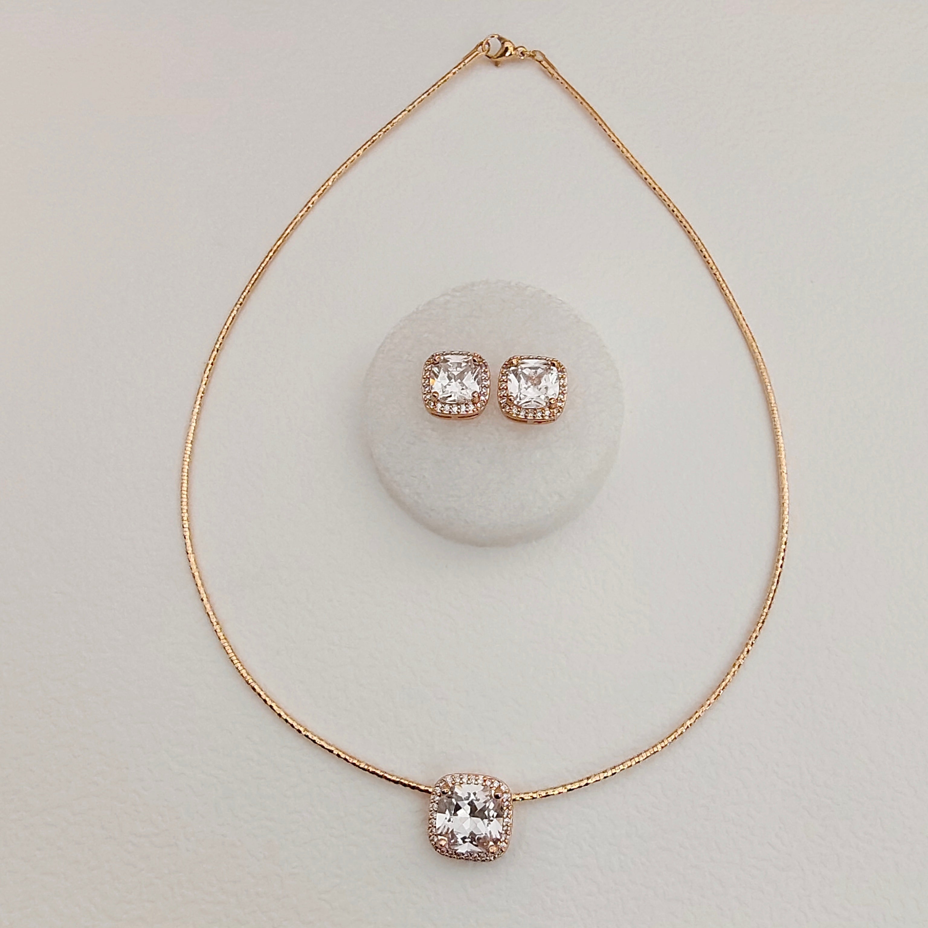 Solitaire stiff pendant set