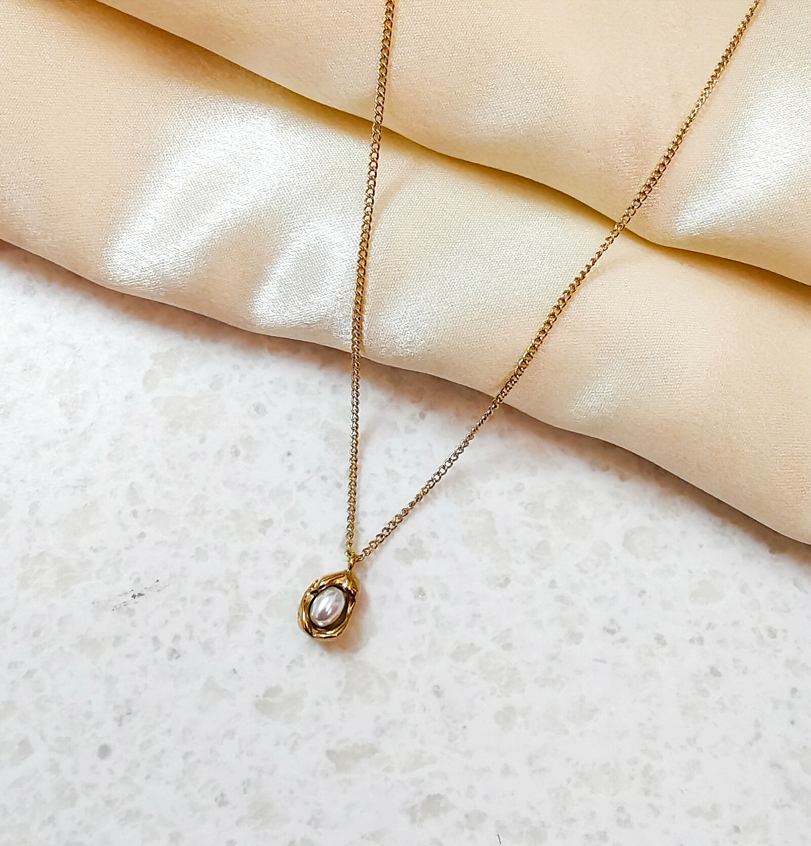 Nestled pearl necklace